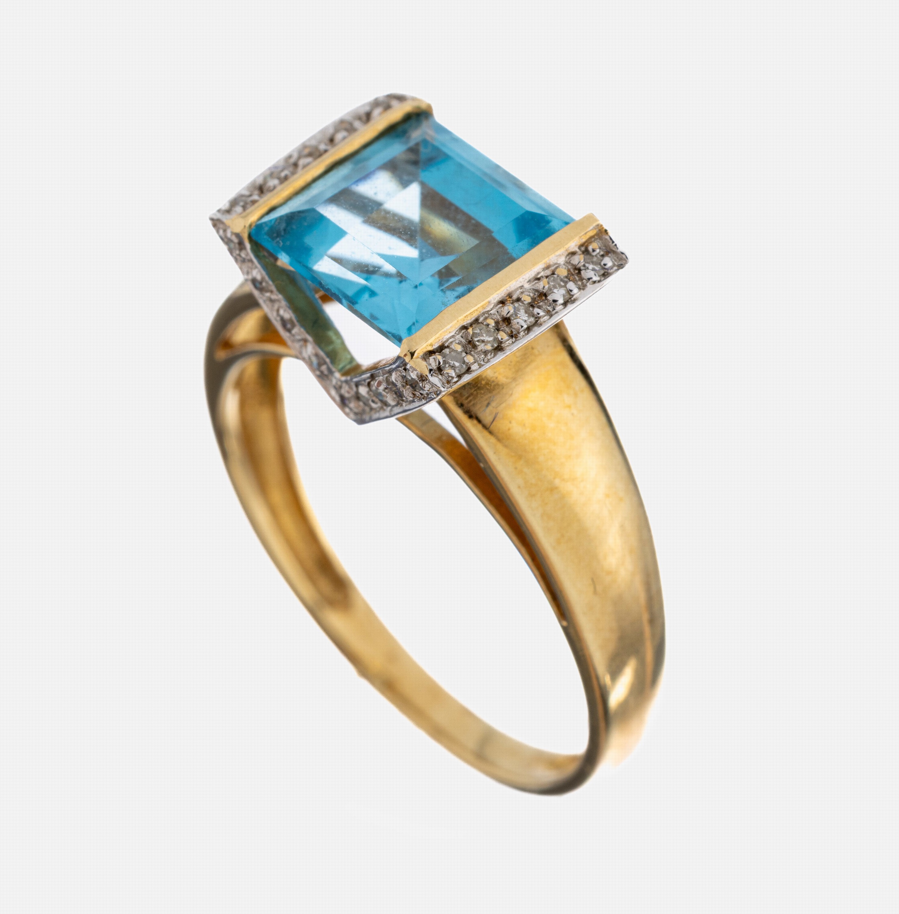 Image 27010097 - 14 kt Gold Topas-Diamant-Ring, GG/WG 585/000, Topas-Carree (beh.) ca. 2.50 ct, 28 in WG ...