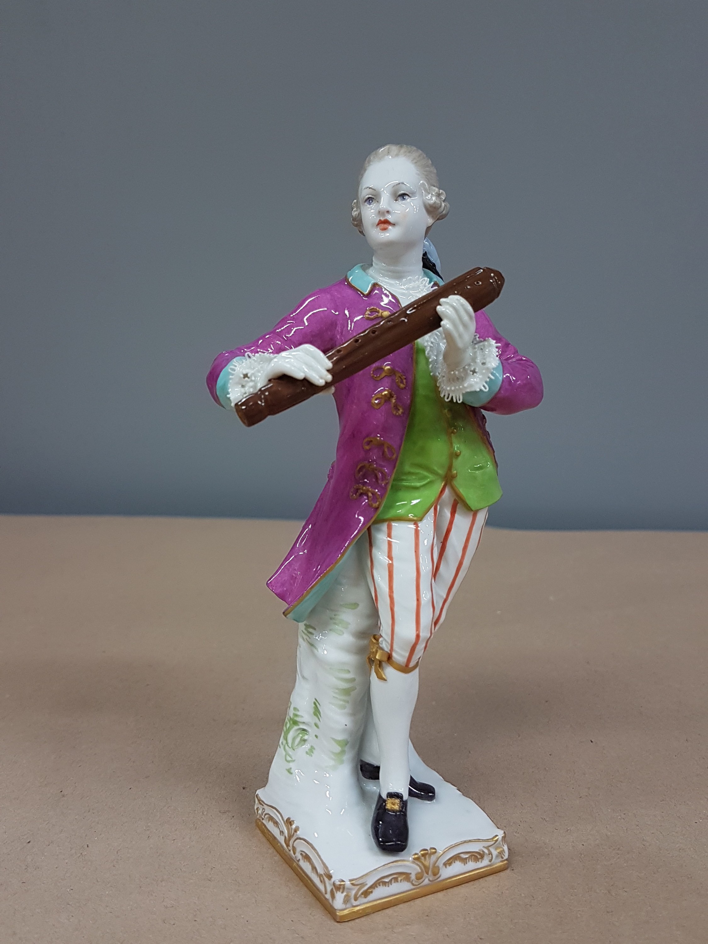 Detail a: Porzellanfigur, KPM Berlin, um 1900, Flötenspieler, bunt bemalt, min. best. am Spitzenbesatz, H. ca. 15cm