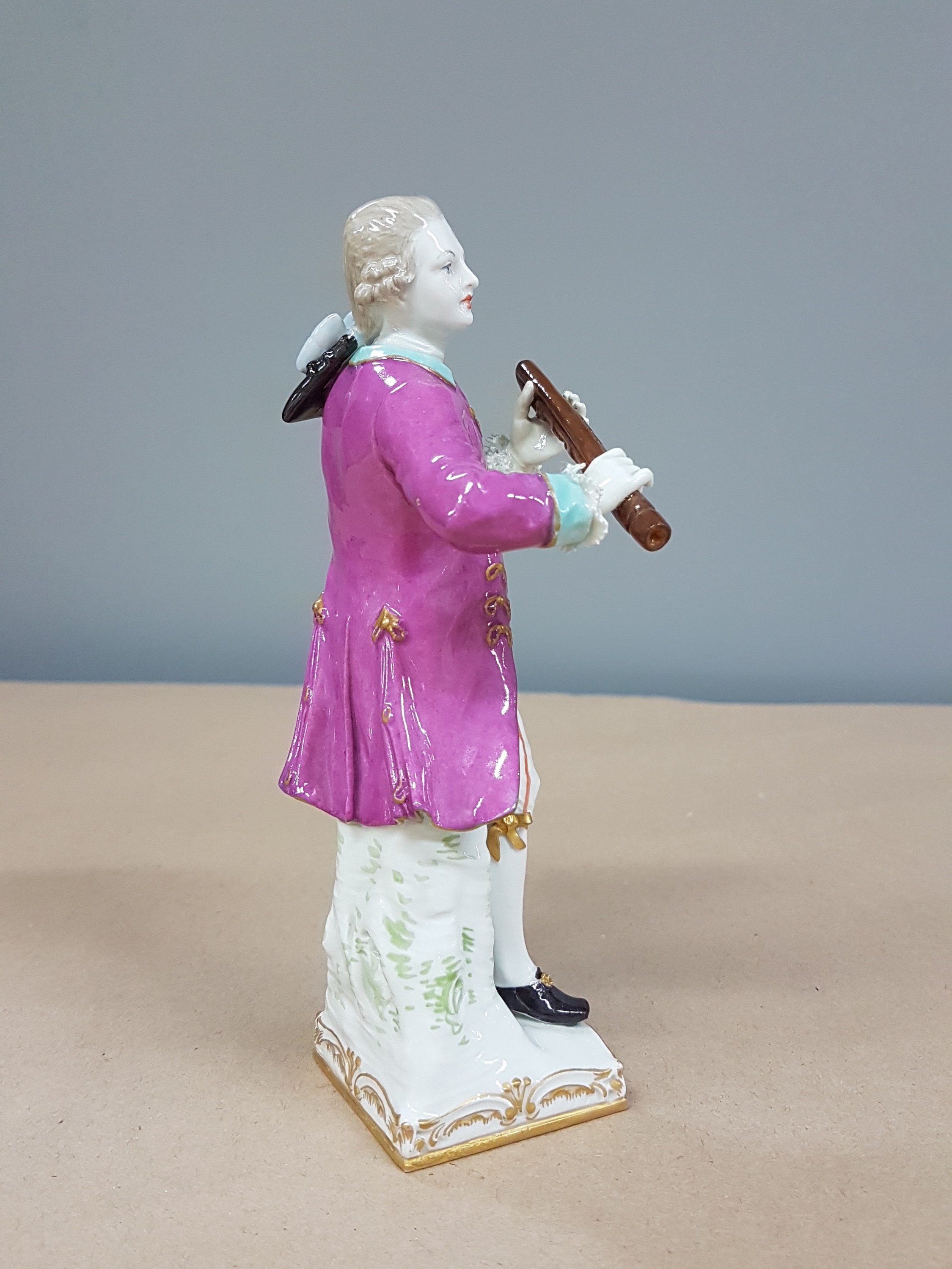 Detail b: Porzellanfigur, KPM Berlin, um 1900, Flötenspieler, bunt bemalt, min. best. am Spitzenbesatz, H. ca. 15cm