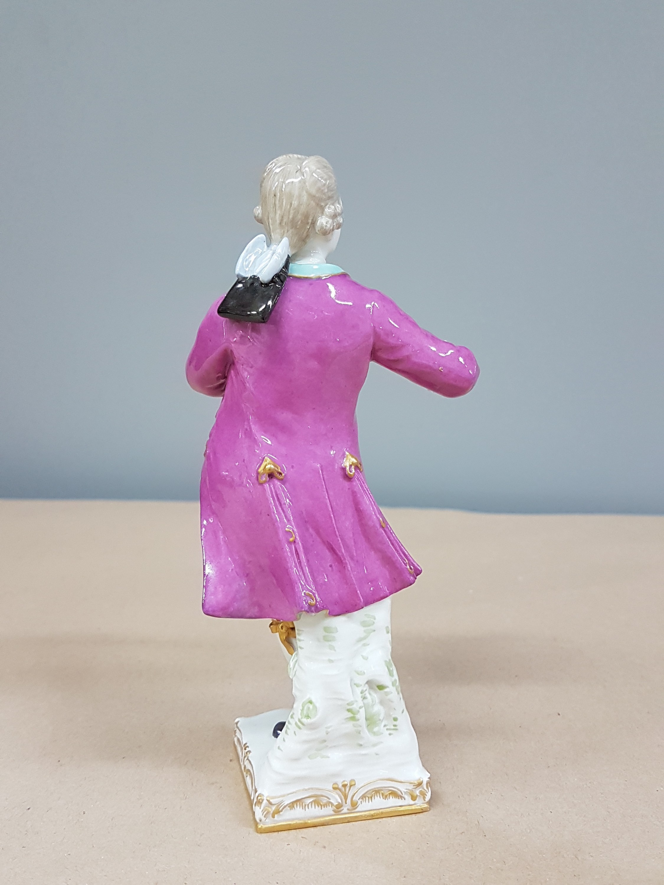 Detail c: Porzellanfigur, KPM Berlin, um 1900, Flötenspieler, bunt bemalt, min. best. am Spitzenbesatz, H. ca. 15cm