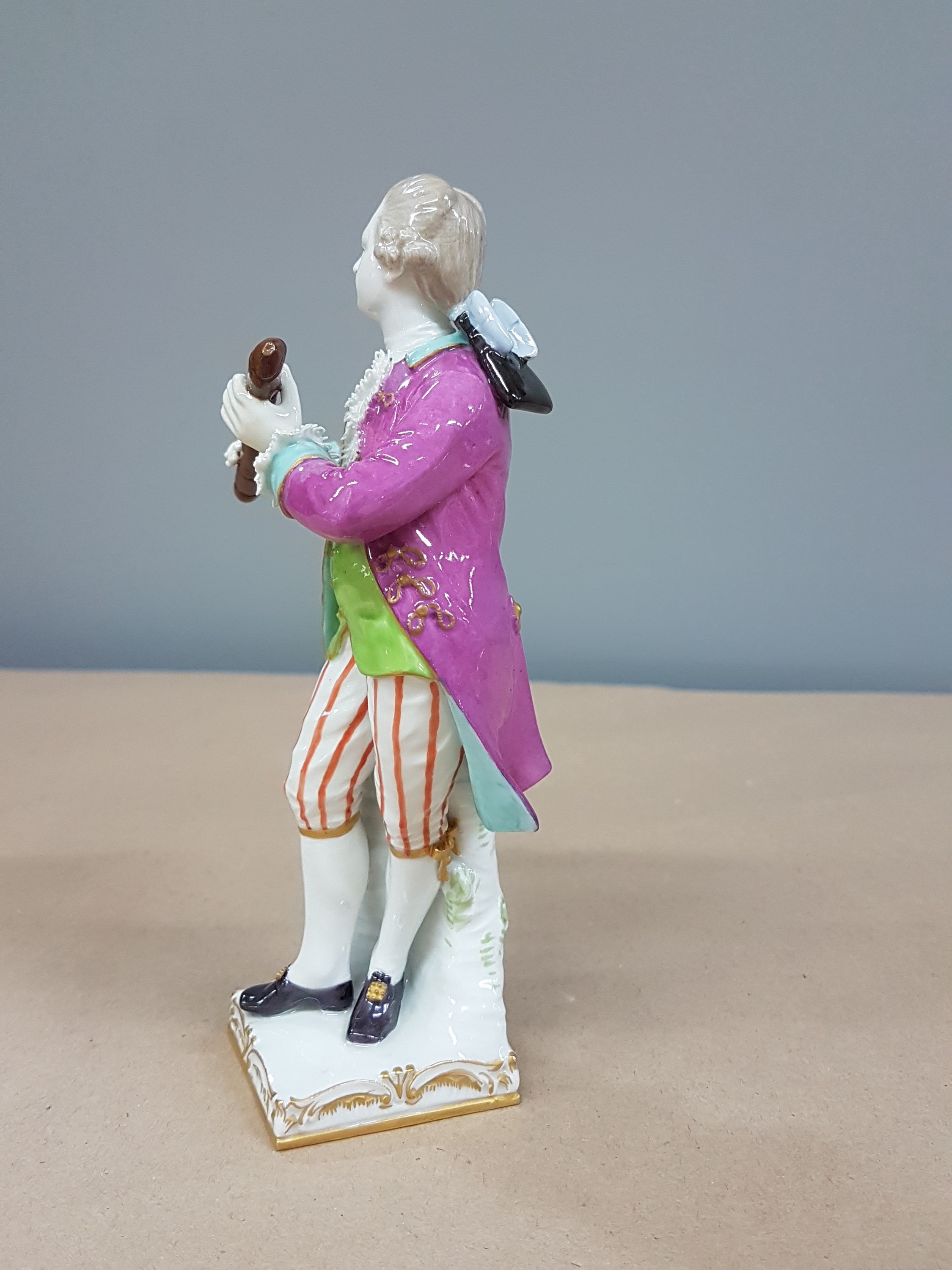 Detail d: Porzellanfigur, KPM Berlin, um 1900, Flötenspieler, bunt bemalt, min. best. am Spitzenbesatz, H. ca. 15cm