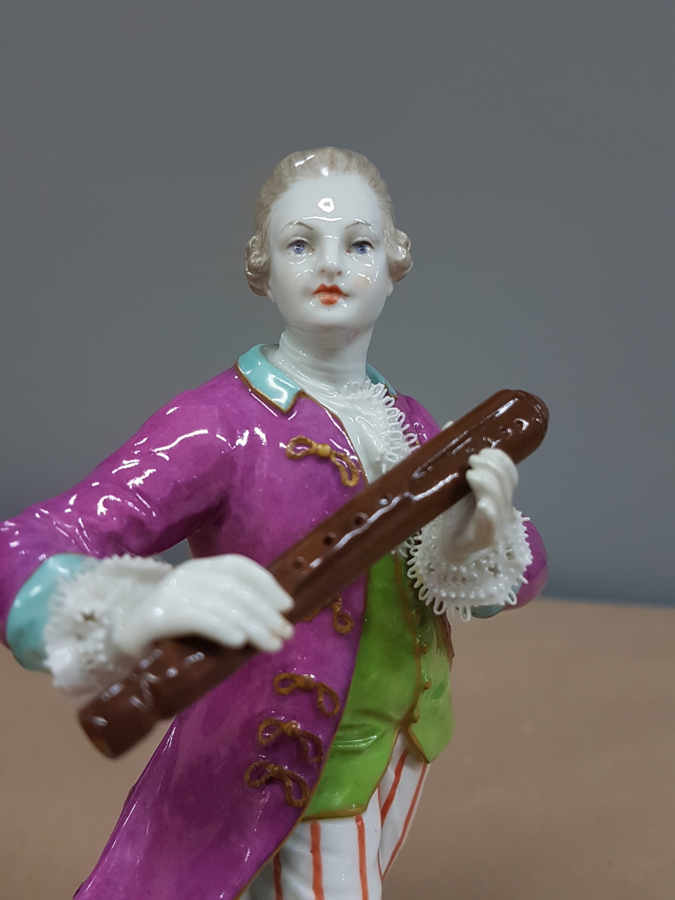 Detail e: Porzellanfigur, KPM Berlin, um 1900, Flötenspieler, bunt bemalt, min. best. am Spitzenbesatz, H. ca. 15cm