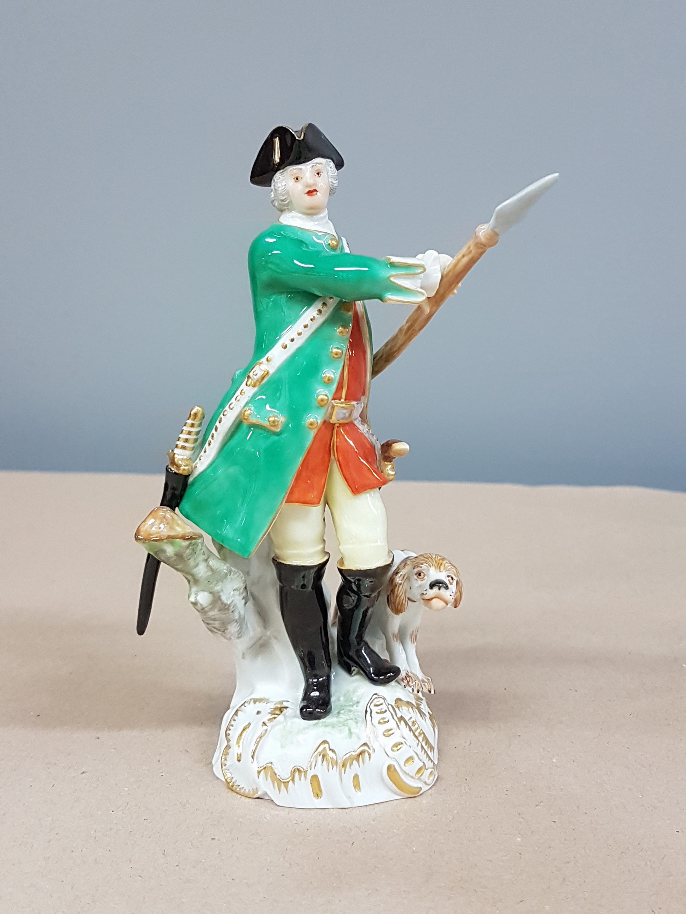 Detail a: Porzellanfigur, Meissen, 20. Jh., Jäger mit Lanze und Hund, bunt bemalt, Goldstaffage, H. ca. 14cm