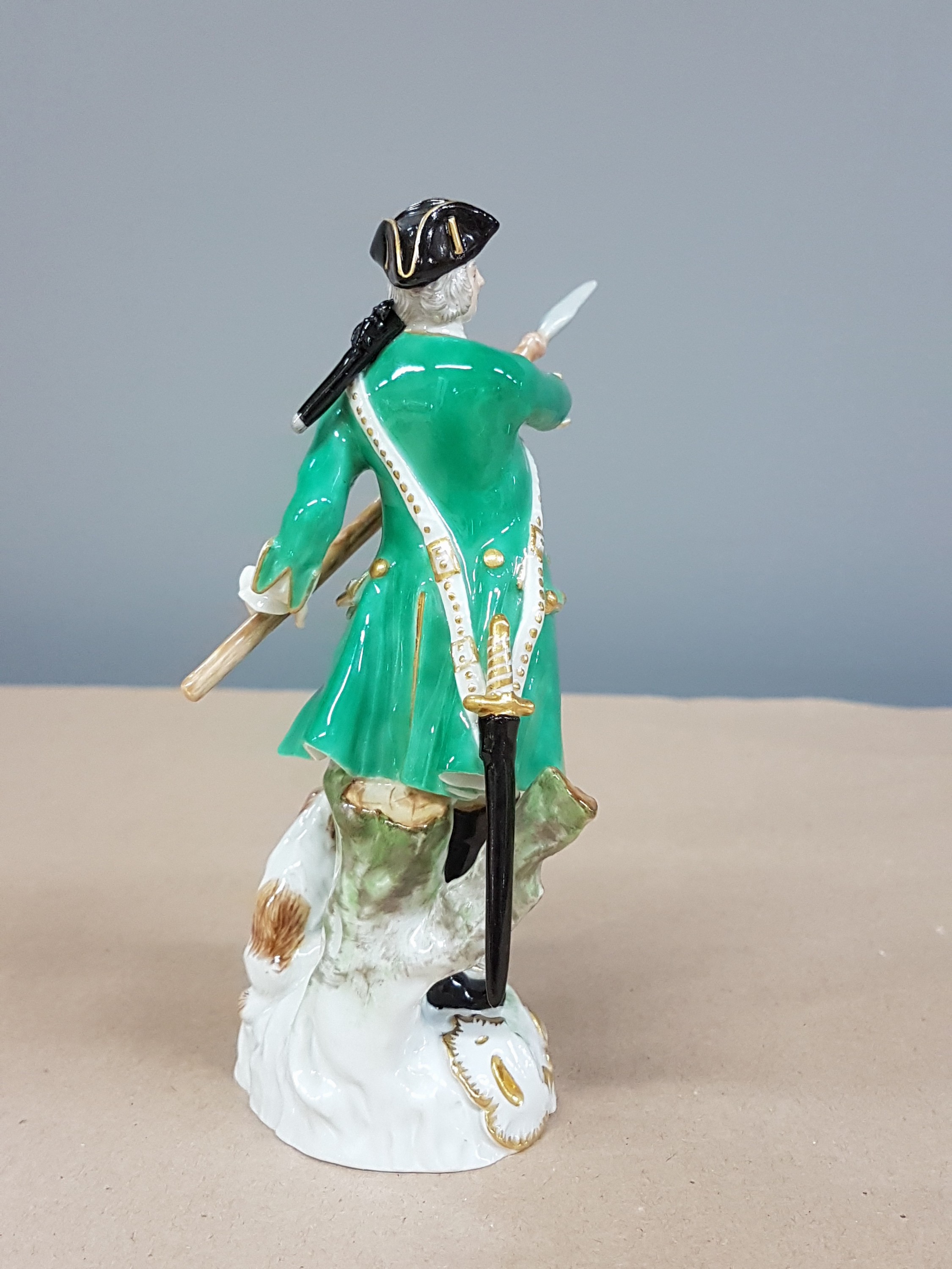 Detail b: Porzellanfigur, Meissen, 20. Jh., Jäger mit Lanze und Hund, bunt bemalt, Goldstaffage, H. ca. 14cm