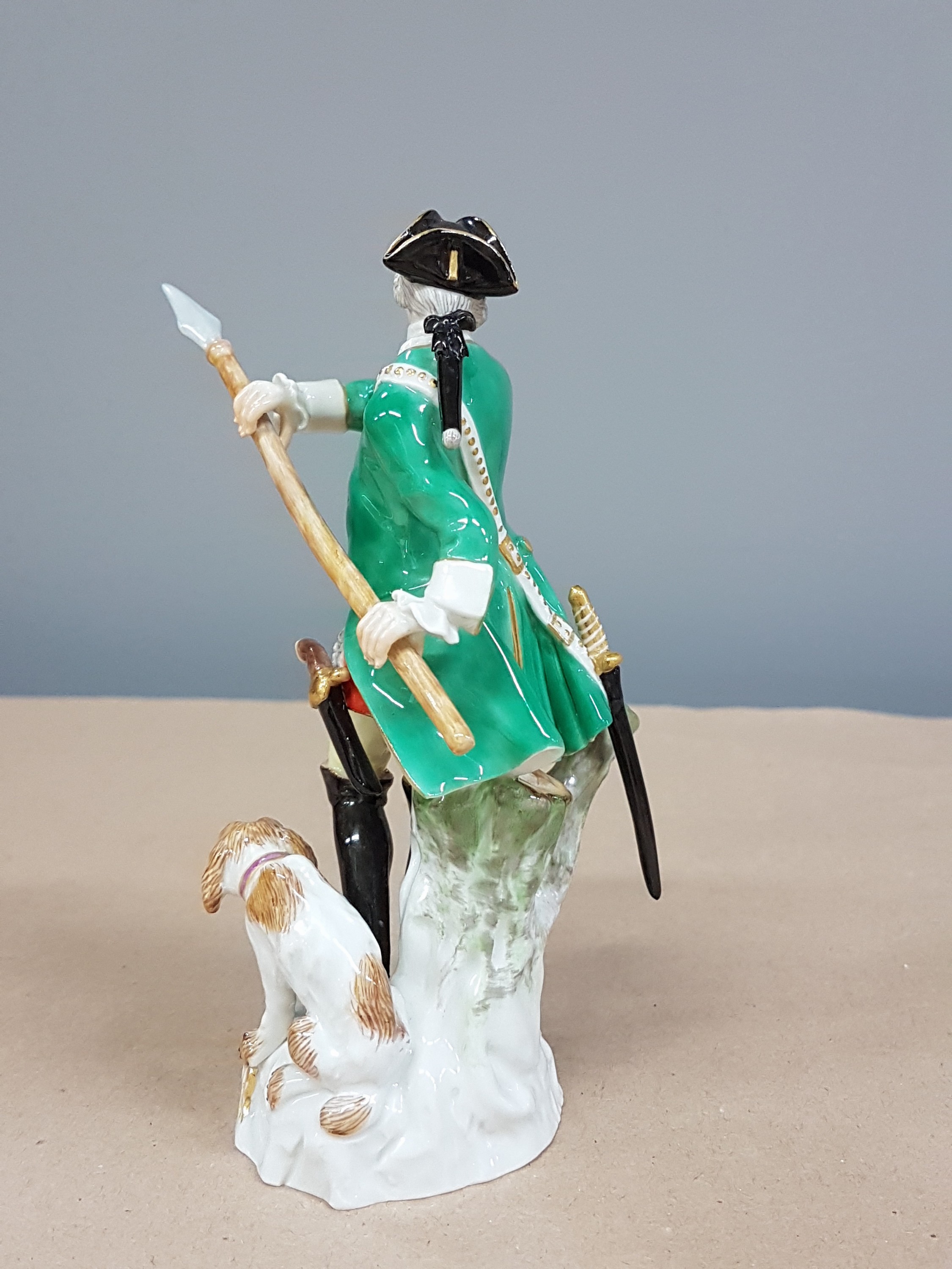 Detail c: Porzellanfigur, Meissen, 20. Jh., Jäger mit Lanze und Hund, bunt bemalt, Goldstaffage, H. ca. 14cm