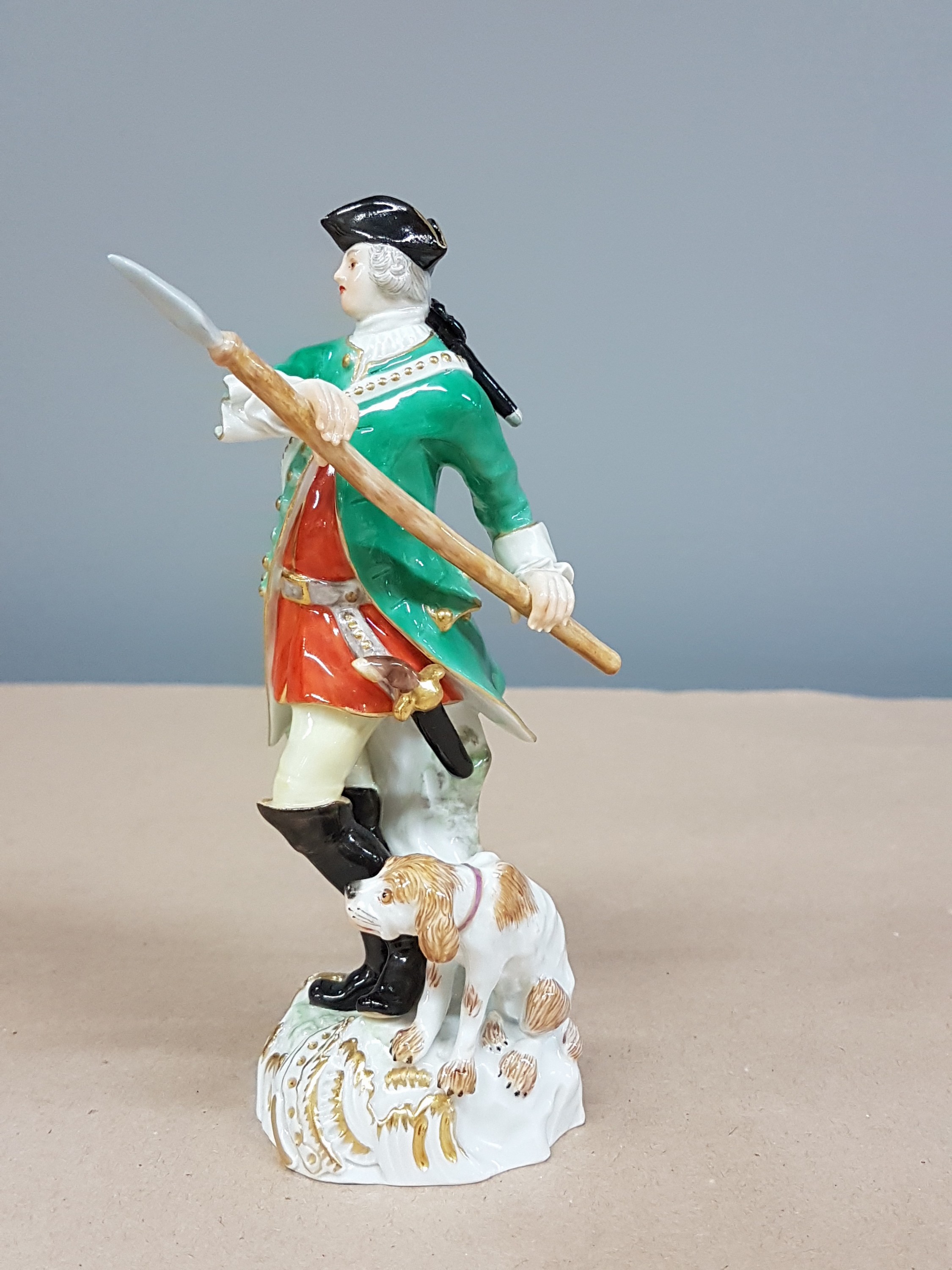 Detail d: Porzellanfigur, Meissen, 20. Jh., Jäger mit Lanze und Hund, bunt bemalt, Goldstaffage, H. ca. 14cm