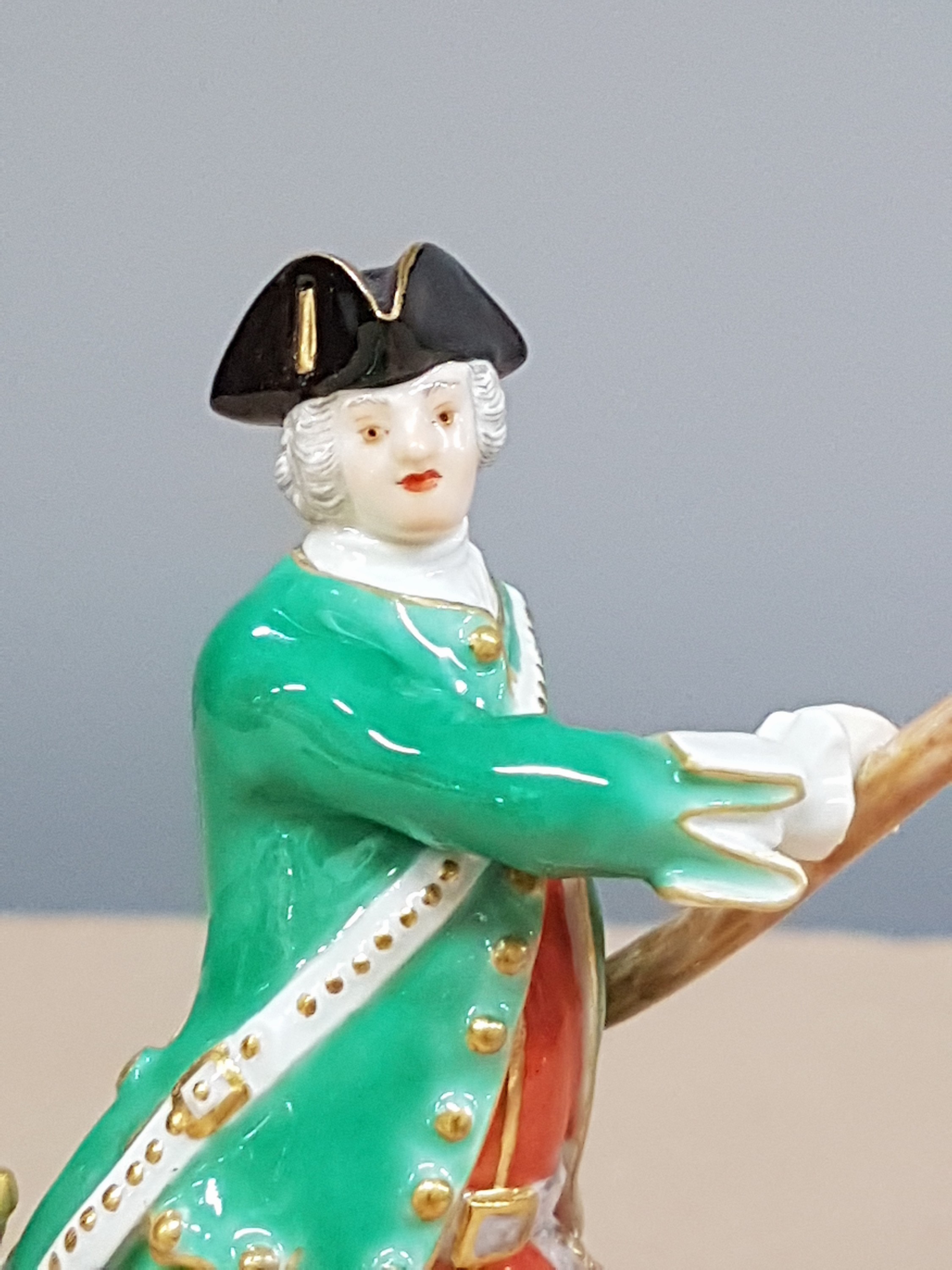 Detail e: Porzellanfigur, Meissen, 20. Jh., Jäger mit Lanze und Hund, bunt bemalt, Goldstaffage, H. ca. 14cm
