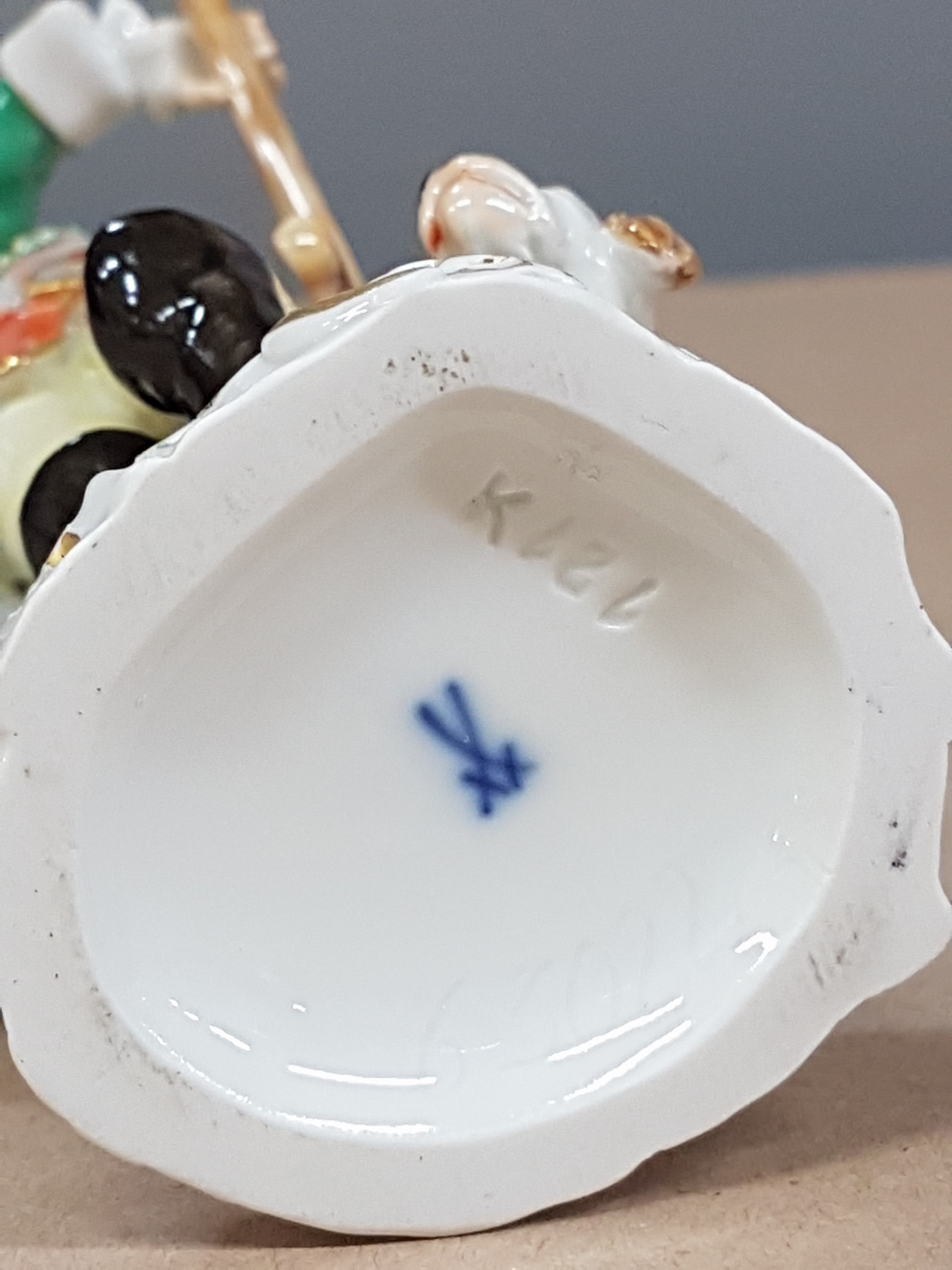 Detail f: Porzellanfigur, Meissen, 20. Jh., Jäger mit Lanze und Hund, bunt bemalt, Goldstaffage, H. ca. 14cm