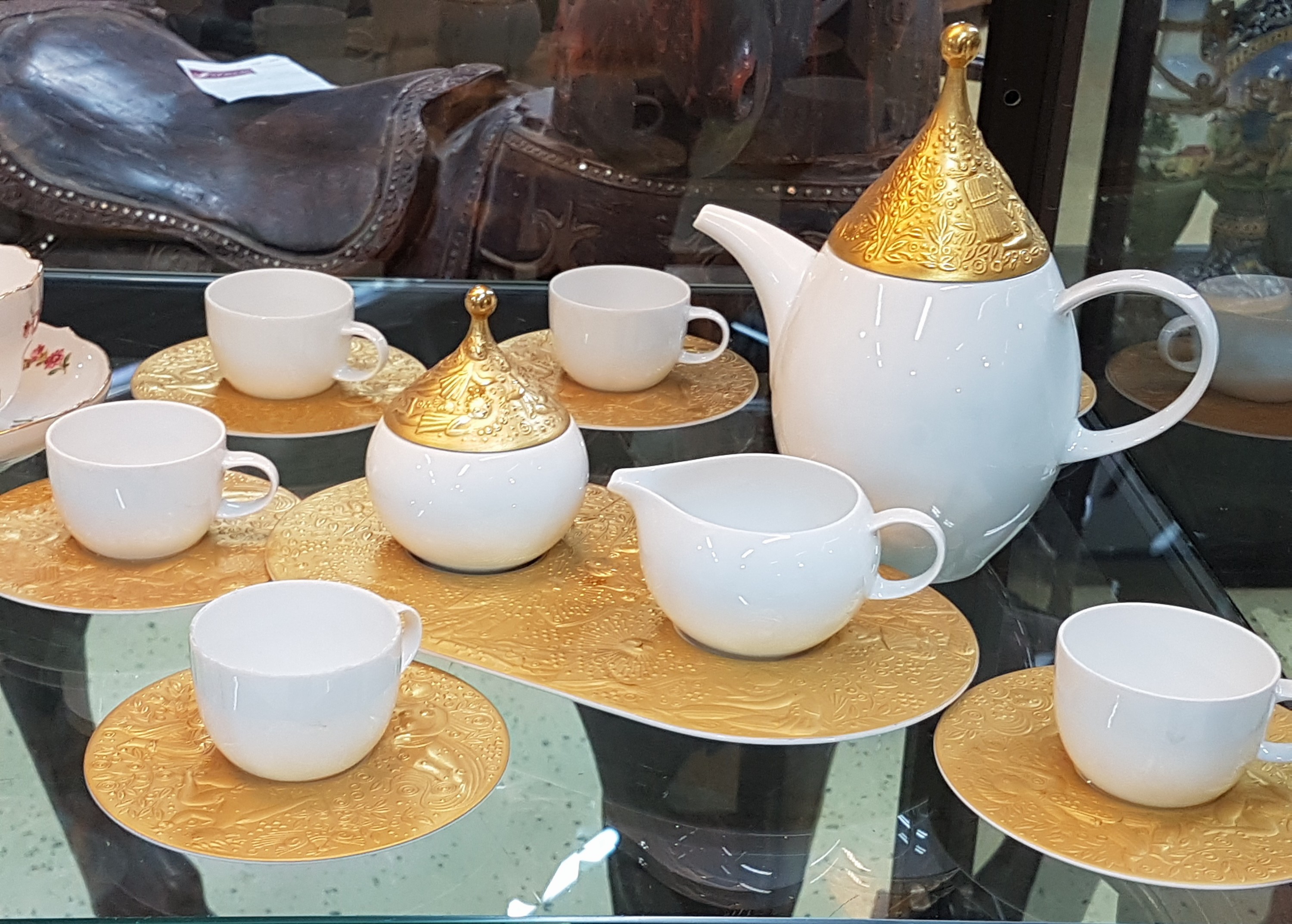 Detail a: Mokkaservice Zauberflöte, Rosenthal, 1980er-Jahre, Porzellan, vergoldeter Reliefzierrat, 6 Tassen mit UT, Kännchen, Zuckerdose und Sahnegießer auf ...