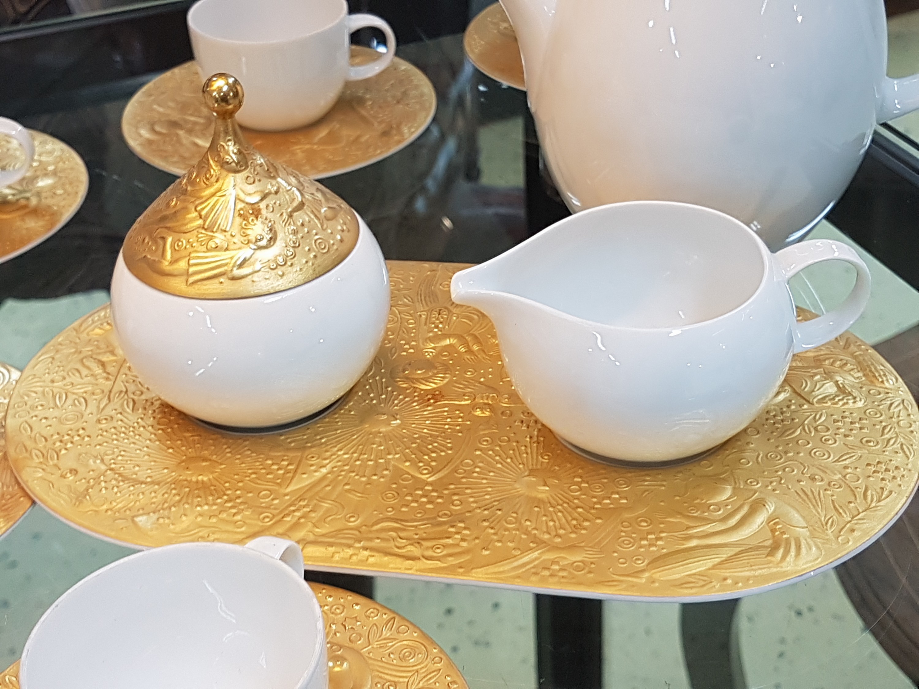 Detail b: Mokkaservice Zauberflöte, Rosenthal, 1980er-Jahre, Porzellan, vergoldeter Reliefzierrat, 6 Tassen mit UT, Kännchen, Zuckerdose und Sahnegießer auf ...