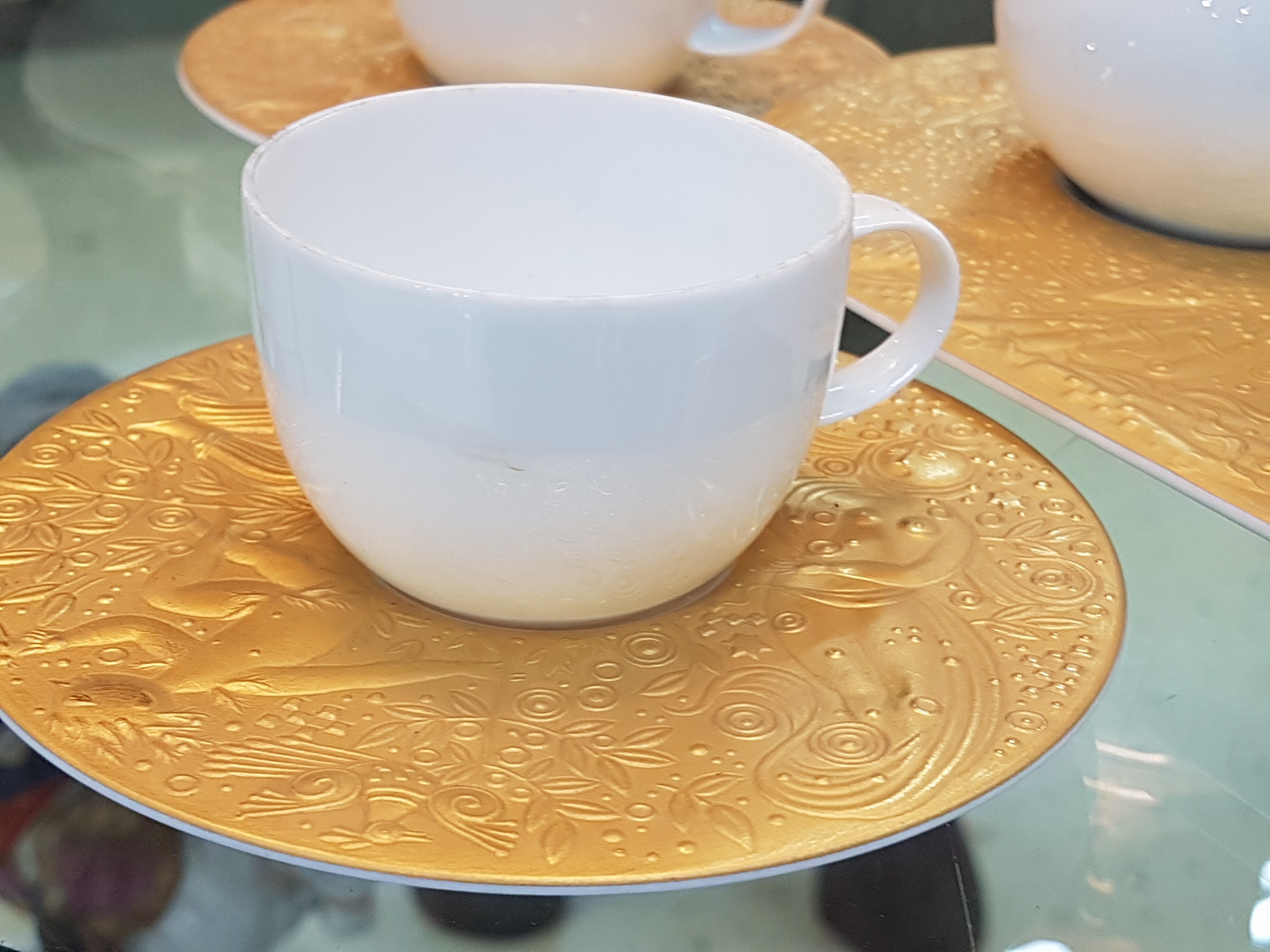 Detail c: Mokkaservice Zauberflöte, Rosenthal, 1980er-Jahre, Porzellan, vergoldeter Reliefzierrat, 6 Tassen mit UT, Kännchen, Zuckerdose und Sahnegießer auf ...
