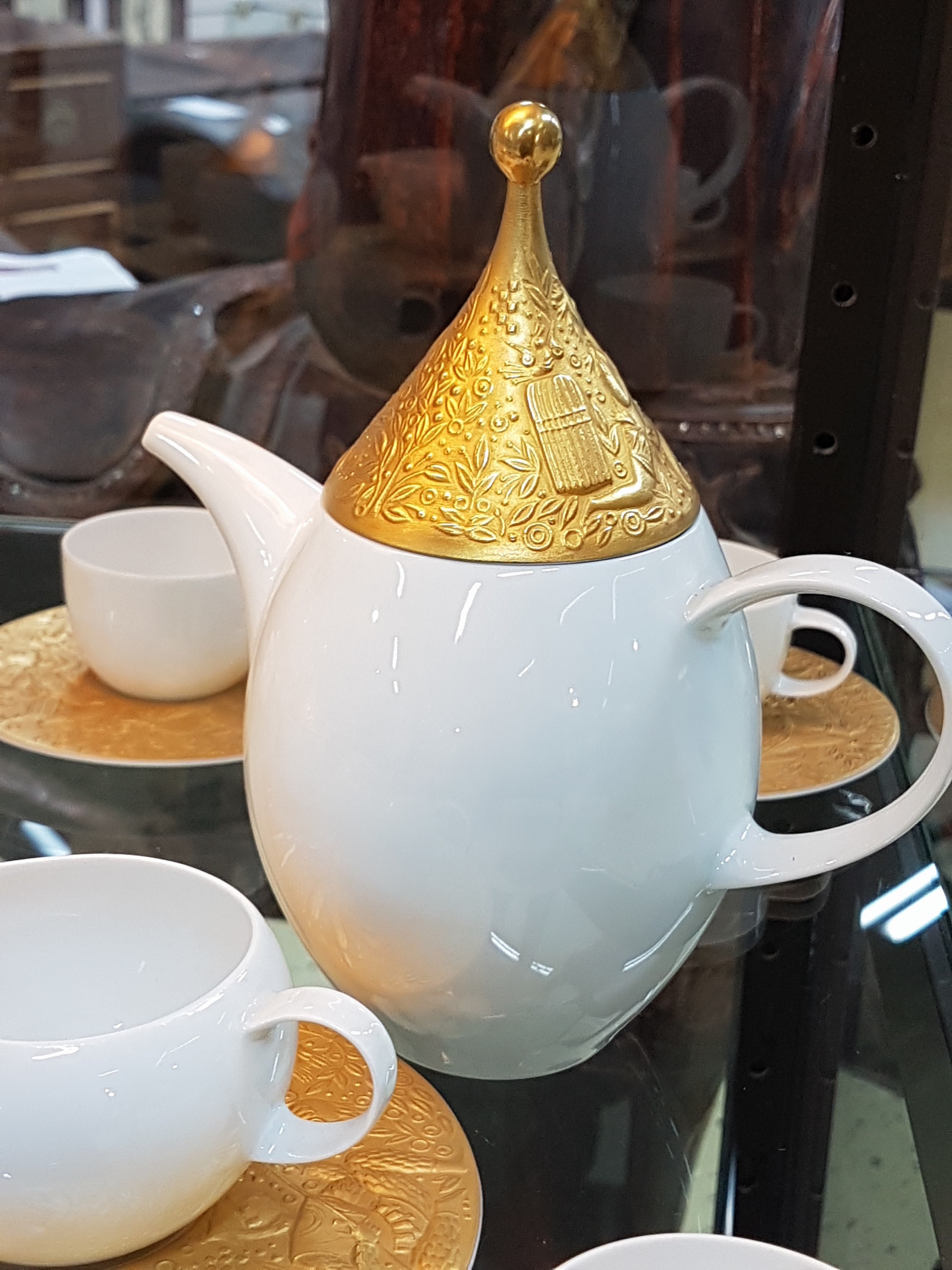 Detail d: Mokkaservice Zauberflöte, Rosenthal, 1980er-Jahre, Porzellan, vergoldeter Reliefzierrat, 6 Tassen mit UT, Kännchen, Zuckerdose und Sahnegießer auf ...