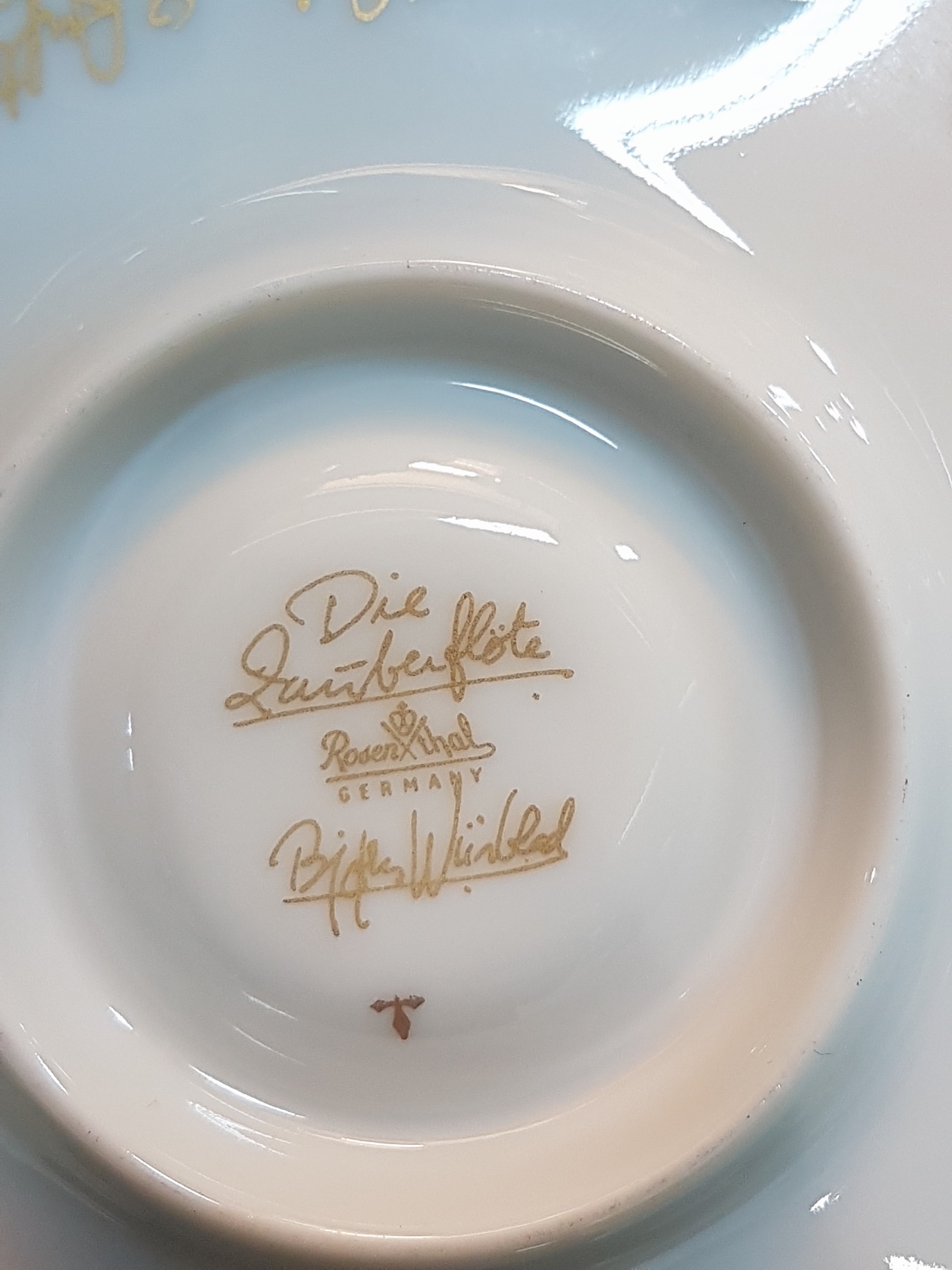Detail e: Mokkaservice Zauberflöte, Rosenthal, 1980er-Jahre, Porzellan, vergoldeter Reliefzierrat, 6 Tassen mit UT, Kännchen, Zuckerdose und Sahnegießer auf ...