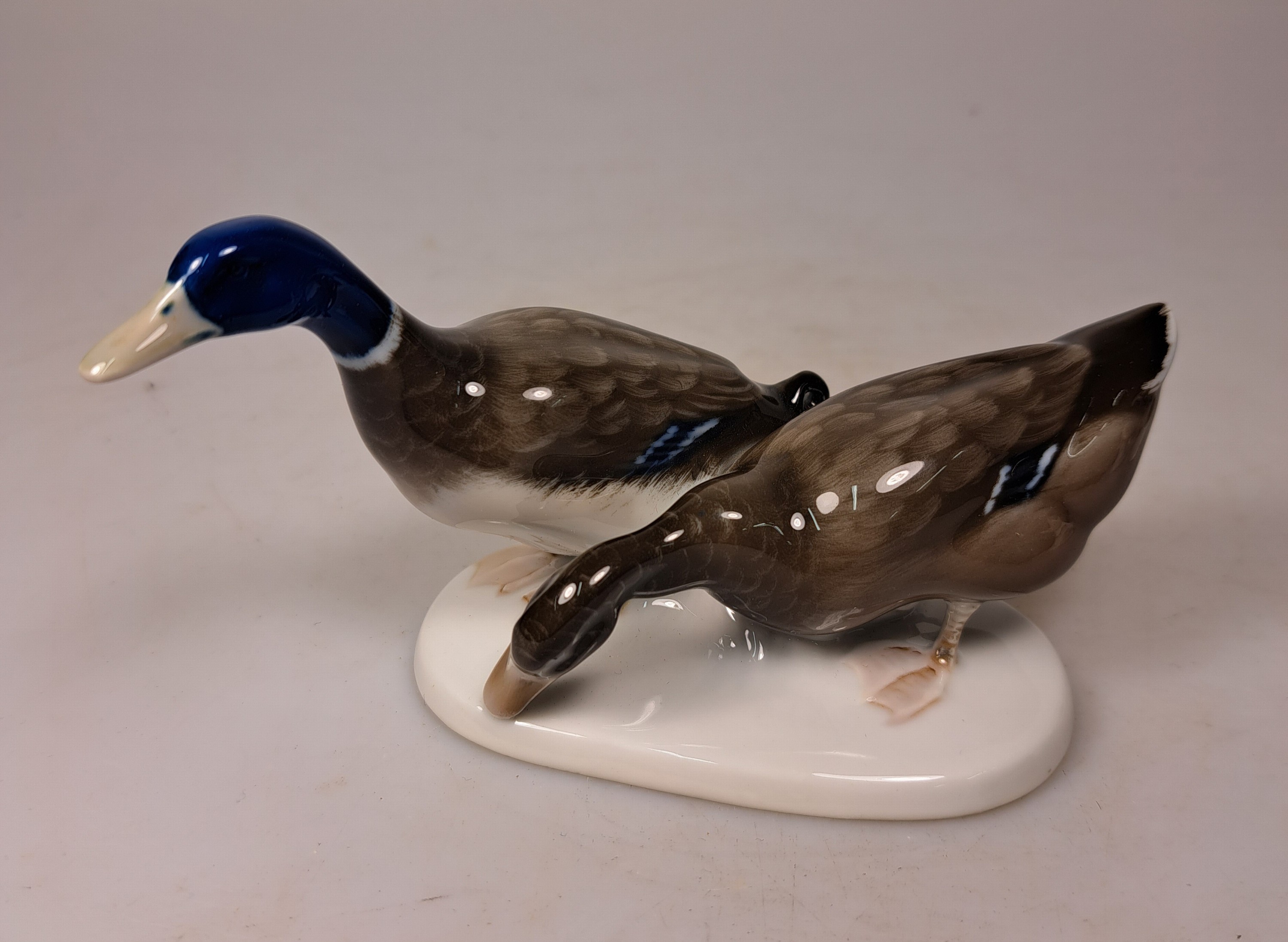 Detail c: 3 Porzellanfiguren, Rosenthal, 20. Jh., 1x Blaumeise, sign. F. Heidenreich, bunt bemalt, H. ca. 11cm; 1x Entenpaar, sign. Himmelstoss, bunt bemalt, ...