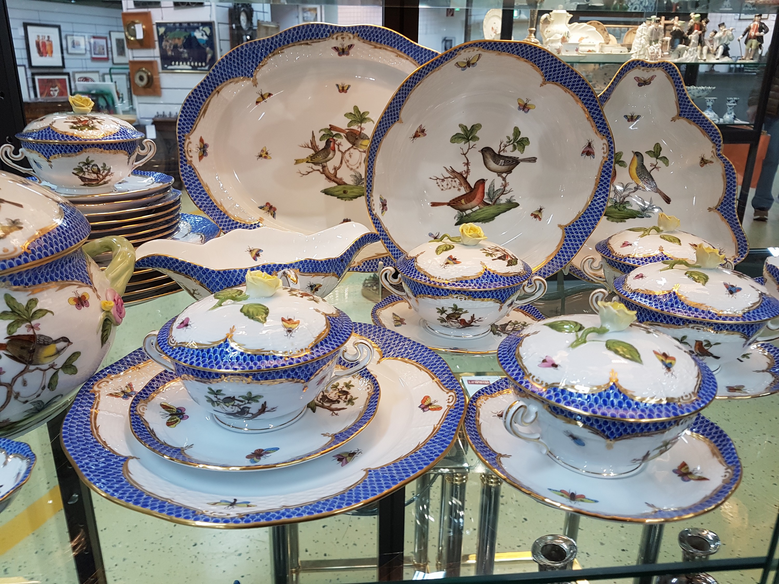 Detail a: Speiseservice Rothschild mit blauem Schuppendekor, Herend, Ungarn, Porzellan, handbemalt, Goldstaffage, 6 Suppentassen mit Deckel und UT (Deckelrosen ...