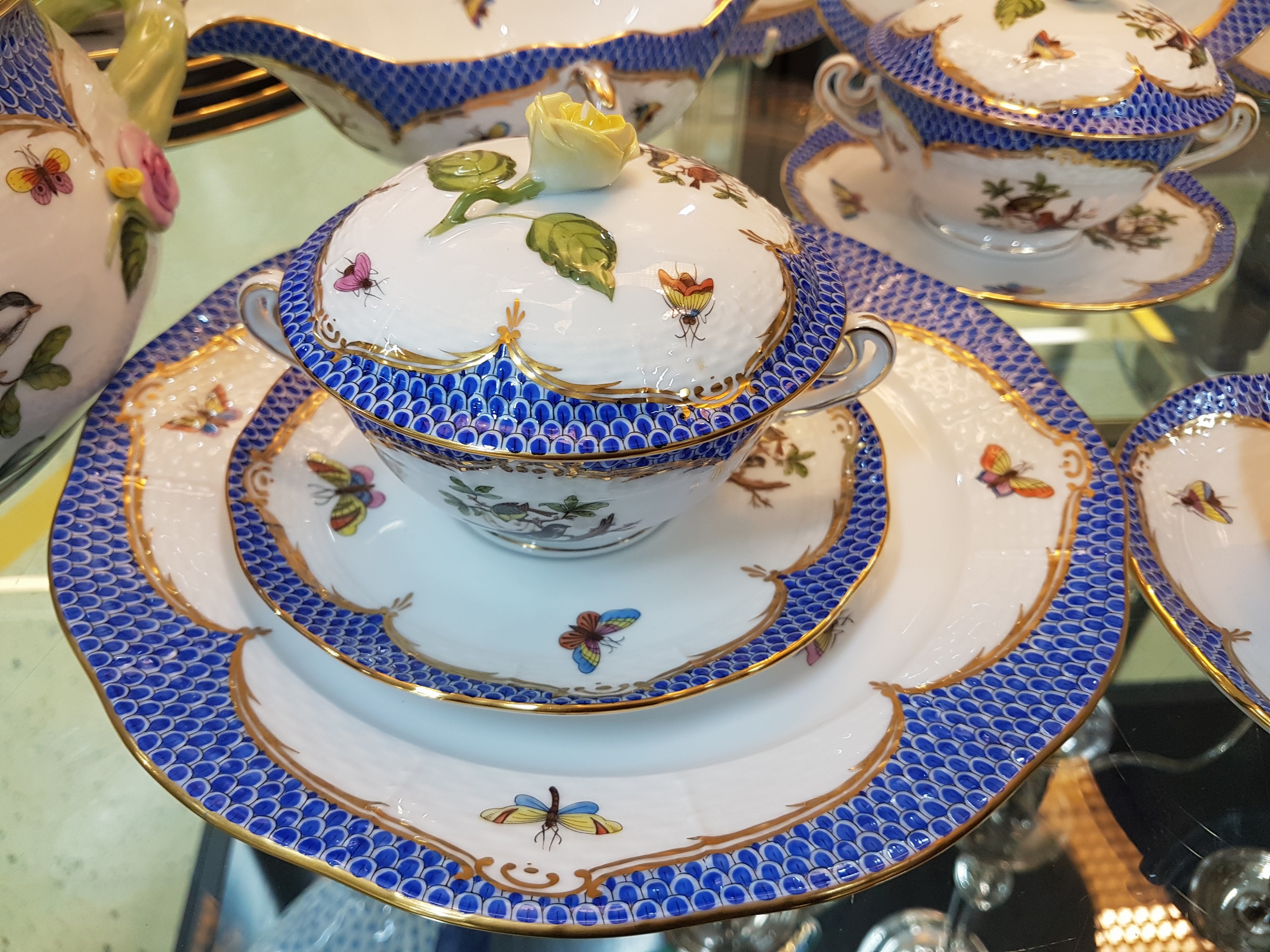 Detail c: Speiseservice Rothschild mit blauem Schuppendekor, Herend, Ungarn, Porzellan, handbemalt, Goldstaffage, 6 Suppentassen mit Deckel und UT (Deckelrosen ...