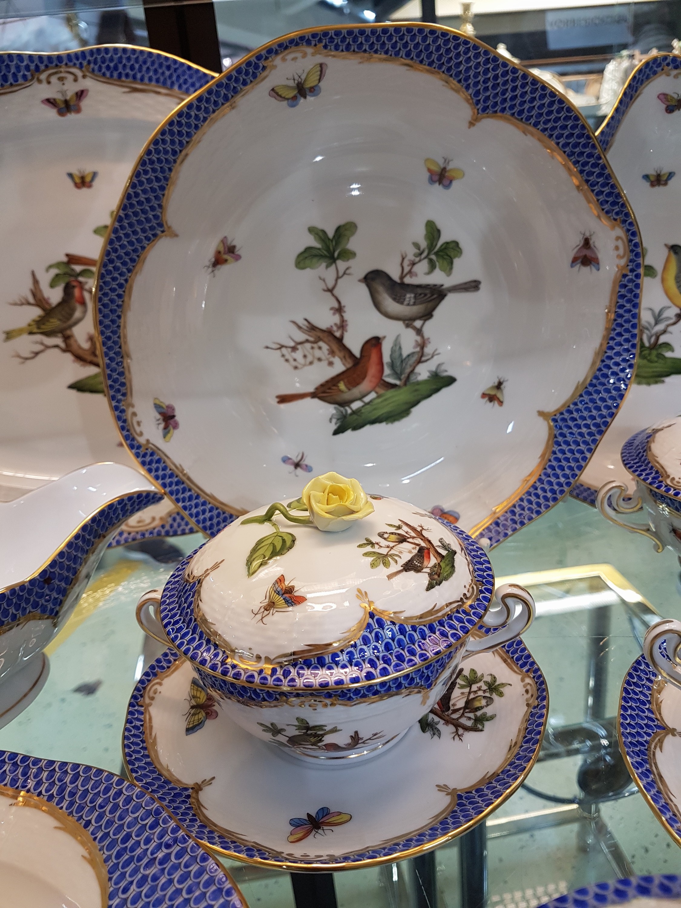 Detail d: Speiseservice Rothschild mit blauem Schuppendekor, Herend, Ungarn, Porzellan, handbemalt, Goldstaffage, 6 Suppentassen mit Deckel und UT (Deckelrosen ...