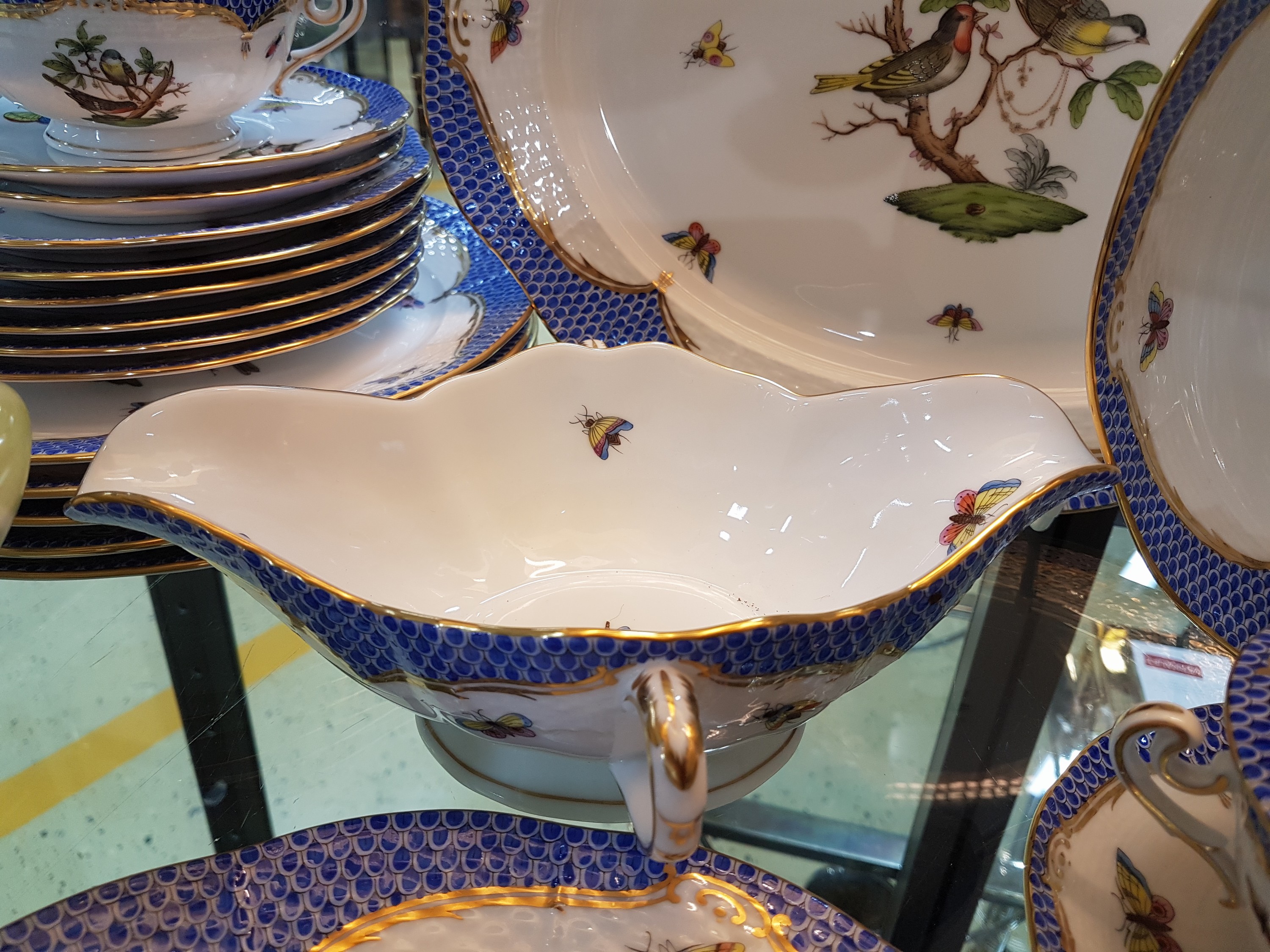 Detail e: Speiseservice Rothschild mit blauem Schuppendekor, Herend, Ungarn, Porzellan, handbemalt, Goldstaffage, 6 Suppentassen mit Deckel und UT (Deckelrosen ...