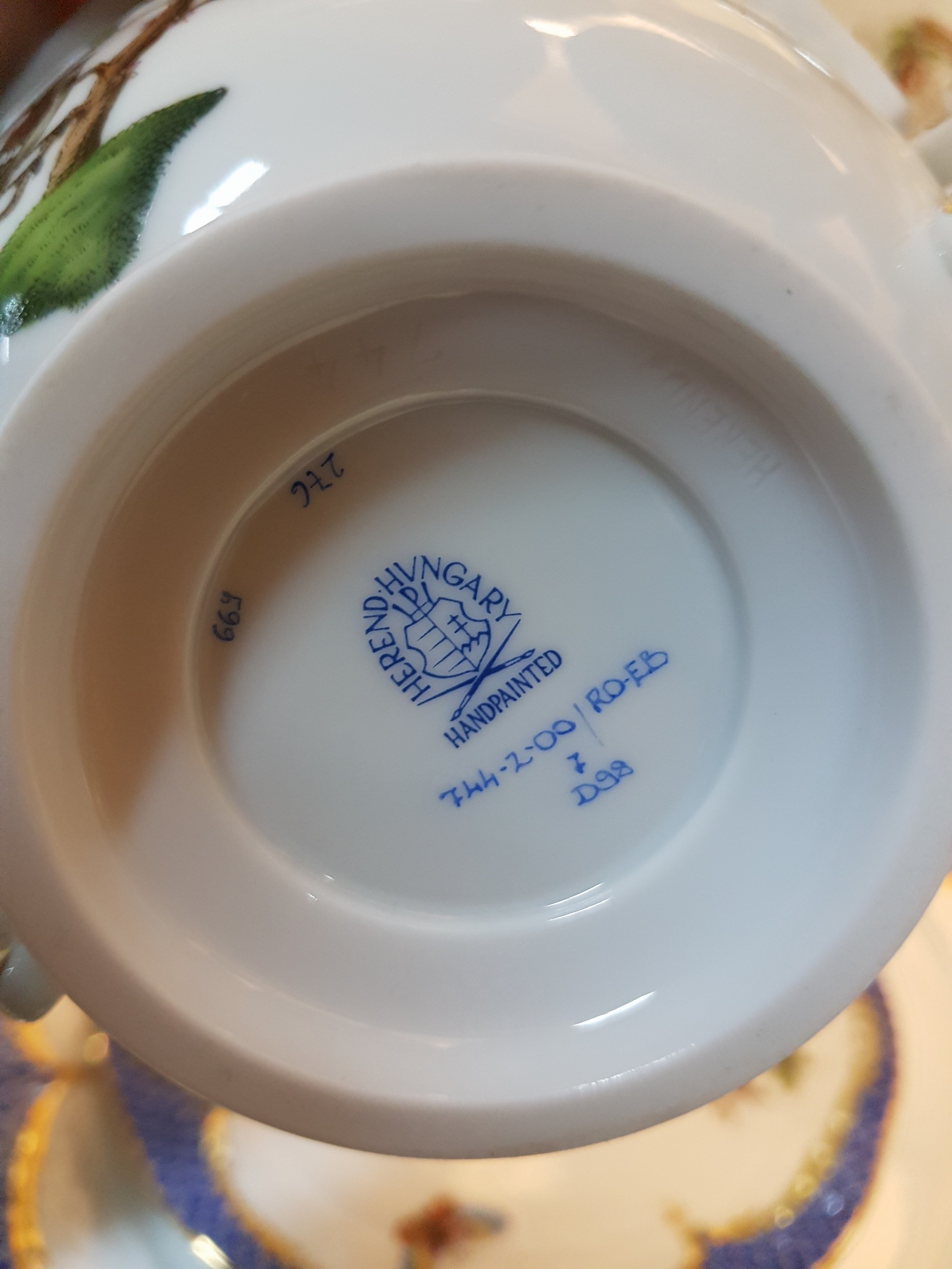 Detail g: Speiseservice Rothschild mit blauem Schuppendekor, Herend, Ungarn, Porzellan, handbemalt, Goldstaffage, 6 Suppentassen mit Deckel und UT (Deckelrosen ...