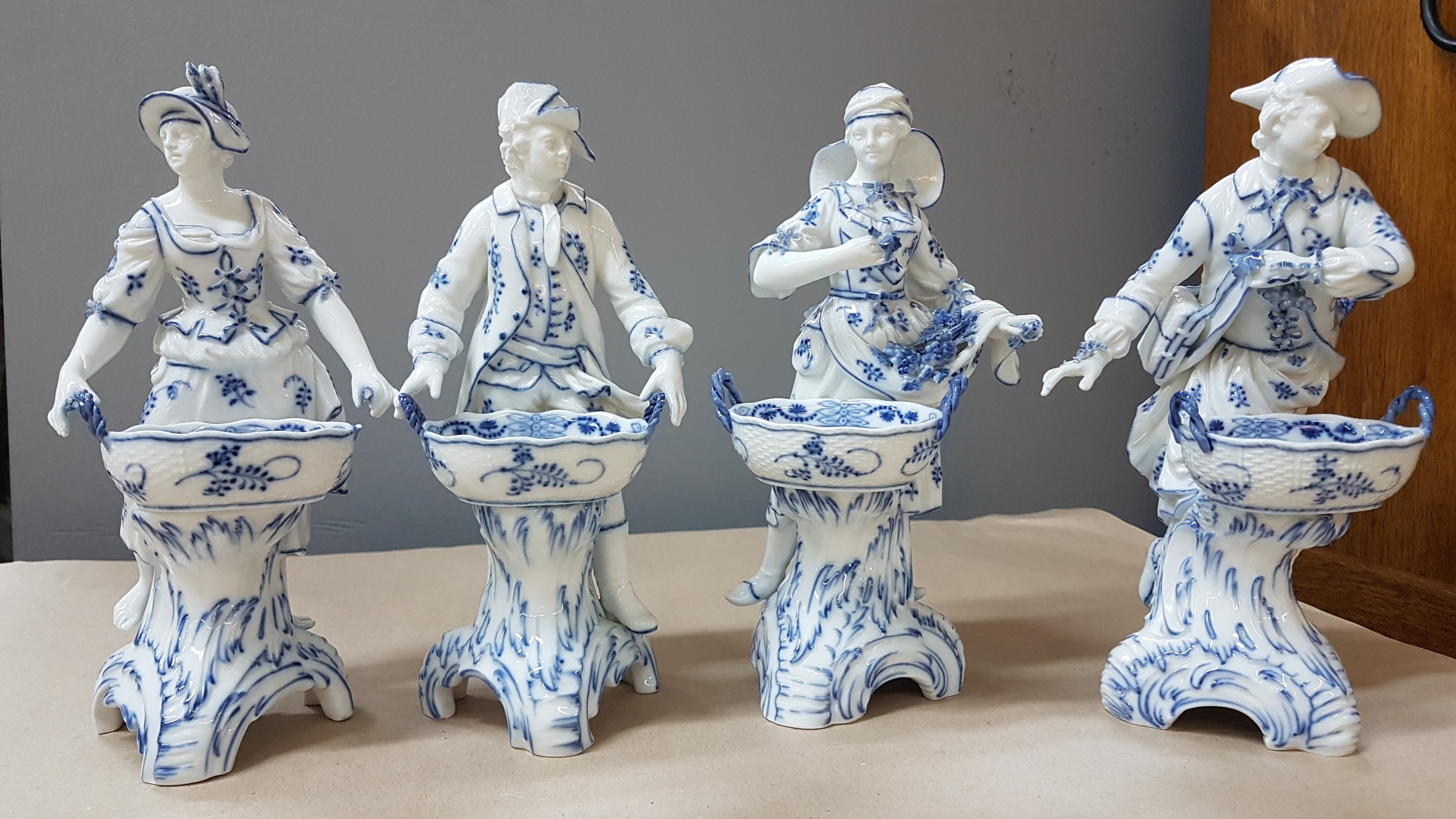 Detail a: 4 Porzellanfiguren, KPM Berlin, 2. Hälfte 19. Jh., zwei Männer und zwei Frauen mit Körben als Salieren für die Tafel, blaue Malerei unter der ...