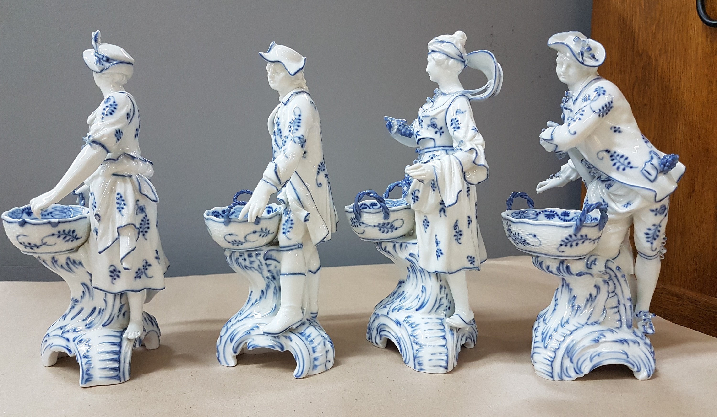 Detail b: 4 Porzellanfiguren, KPM Berlin, 2. Hälfte 19. Jh., zwei Männer und zwei Frauen mit Körben als Salieren für die Tafel, blaue Malerei unter der ...