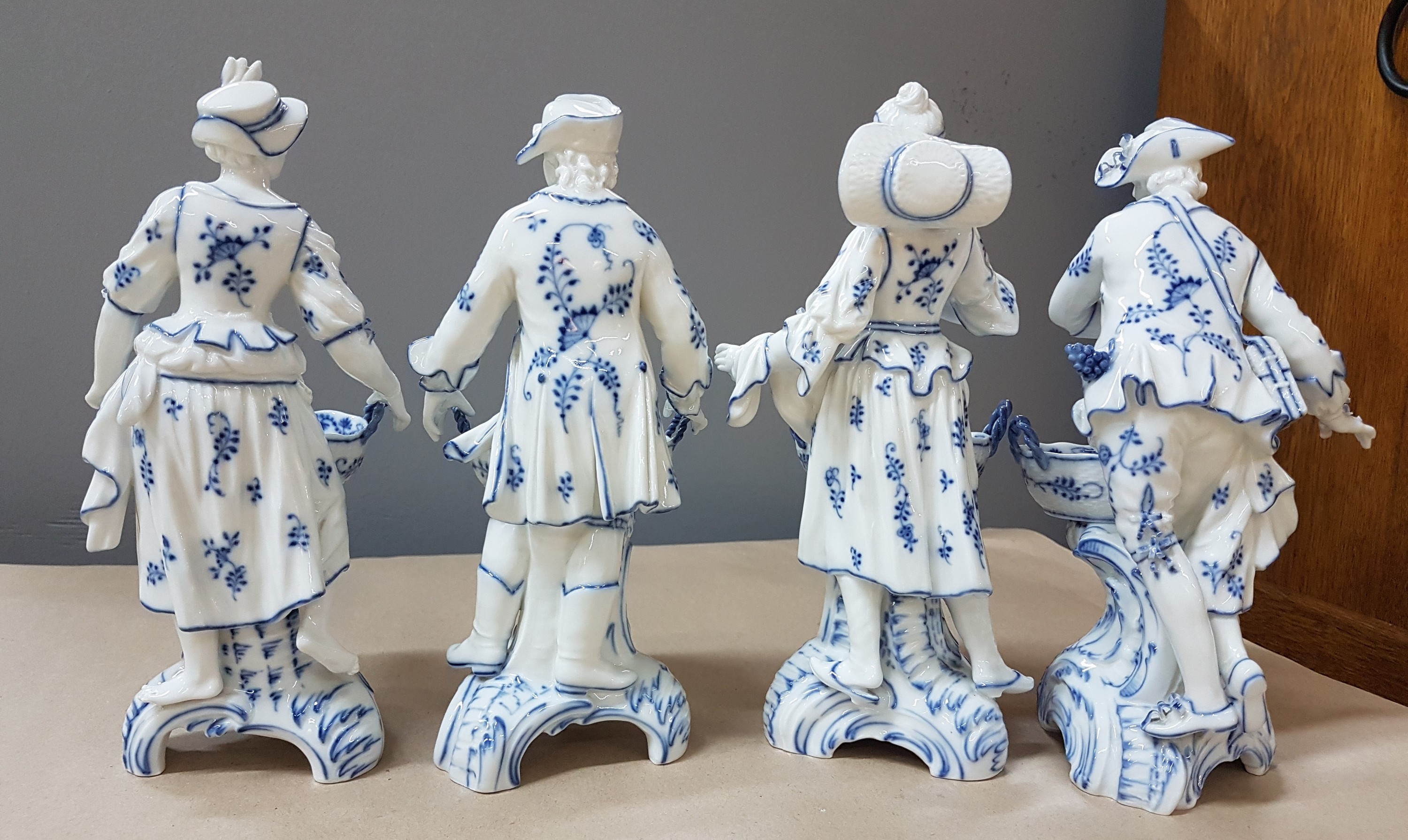 Detail c: 4 Porzellanfiguren, KPM Berlin, 2. Hälfte 19. Jh., zwei Männer und zwei Frauen mit Körben als Salieren für die Tafel, blaue Malerei unter der ...