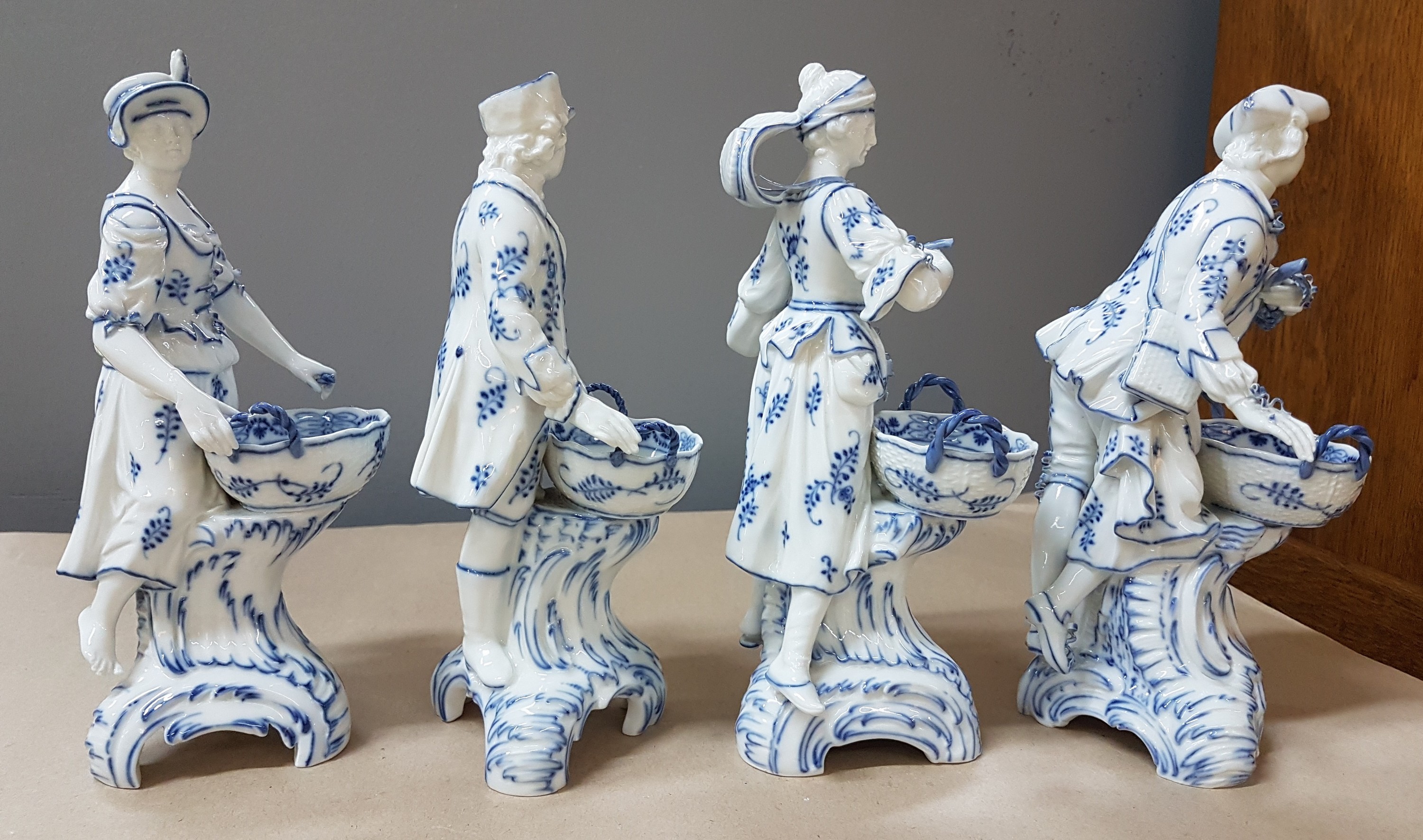 Detail d: 4 Porzellanfiguren, KPM Berlin, 2. Hälfte 19. Jh., zwei Männer und zwei Frauen mit Körben als Salieren für die Tafel, blaue Malerei unter der ...