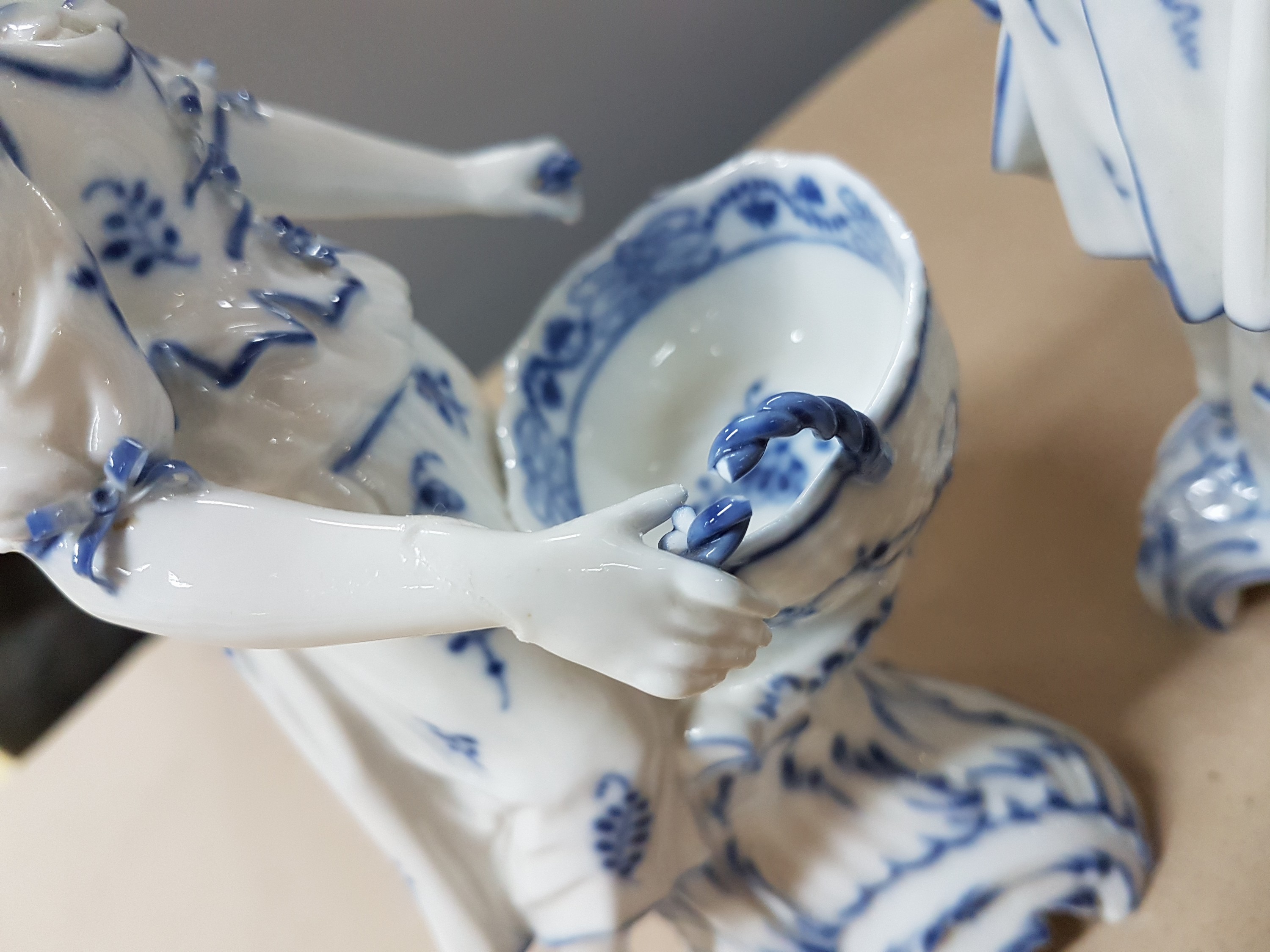 Detail e: 4 Porzellanfiguren, KPM Berlin, 2. Hälfte 19. Jh., zwei Männer und zwei Frauen mit Körben als Salieren für die Tafel, blaue Malerei unter der ...