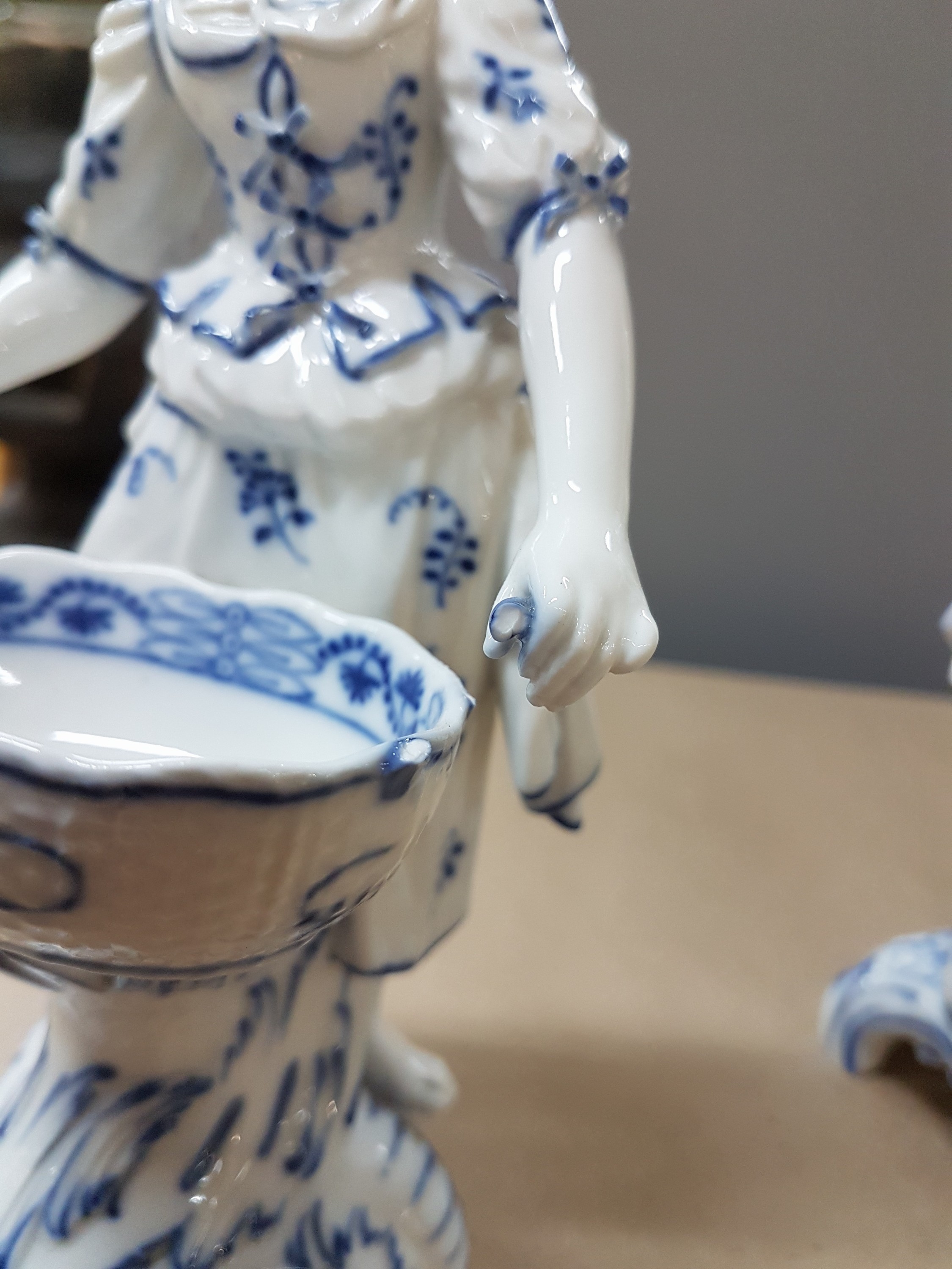 Detail f: 4 Porzellanfiguren, KPM Berlin, 2. Hälfte 19. Jh., zwei Männer und zwei Frauen mit Körben als Salieren für die Tafel, blaue Malerei unter der ...