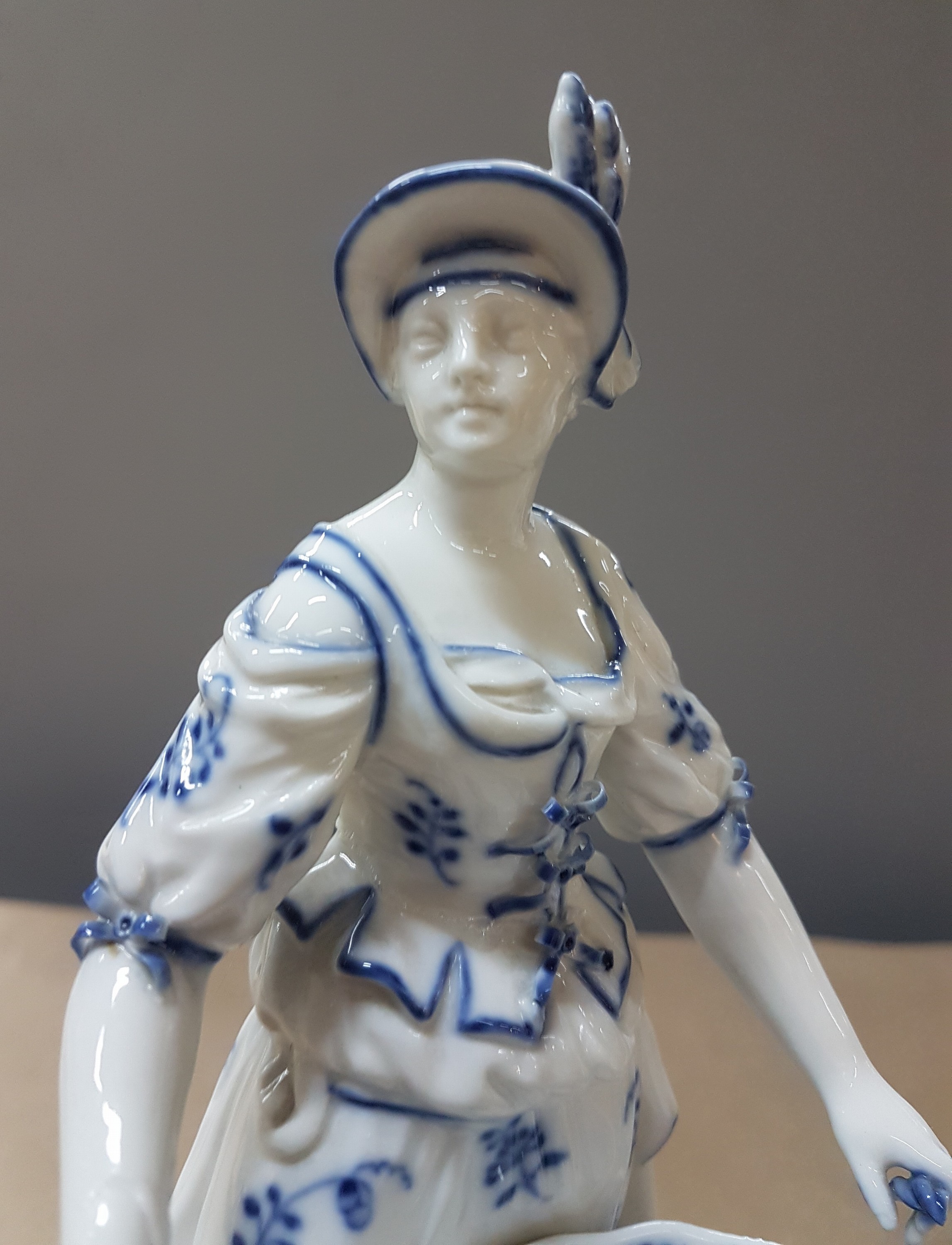 Detail g: 4 Porzellanfiguren, KPM Berlin, 2. Hälfte 19. Jh., zwei Männer und zwei Frauen mit Körben als Salieren für die Tafel, blaue Malerei unter der ...