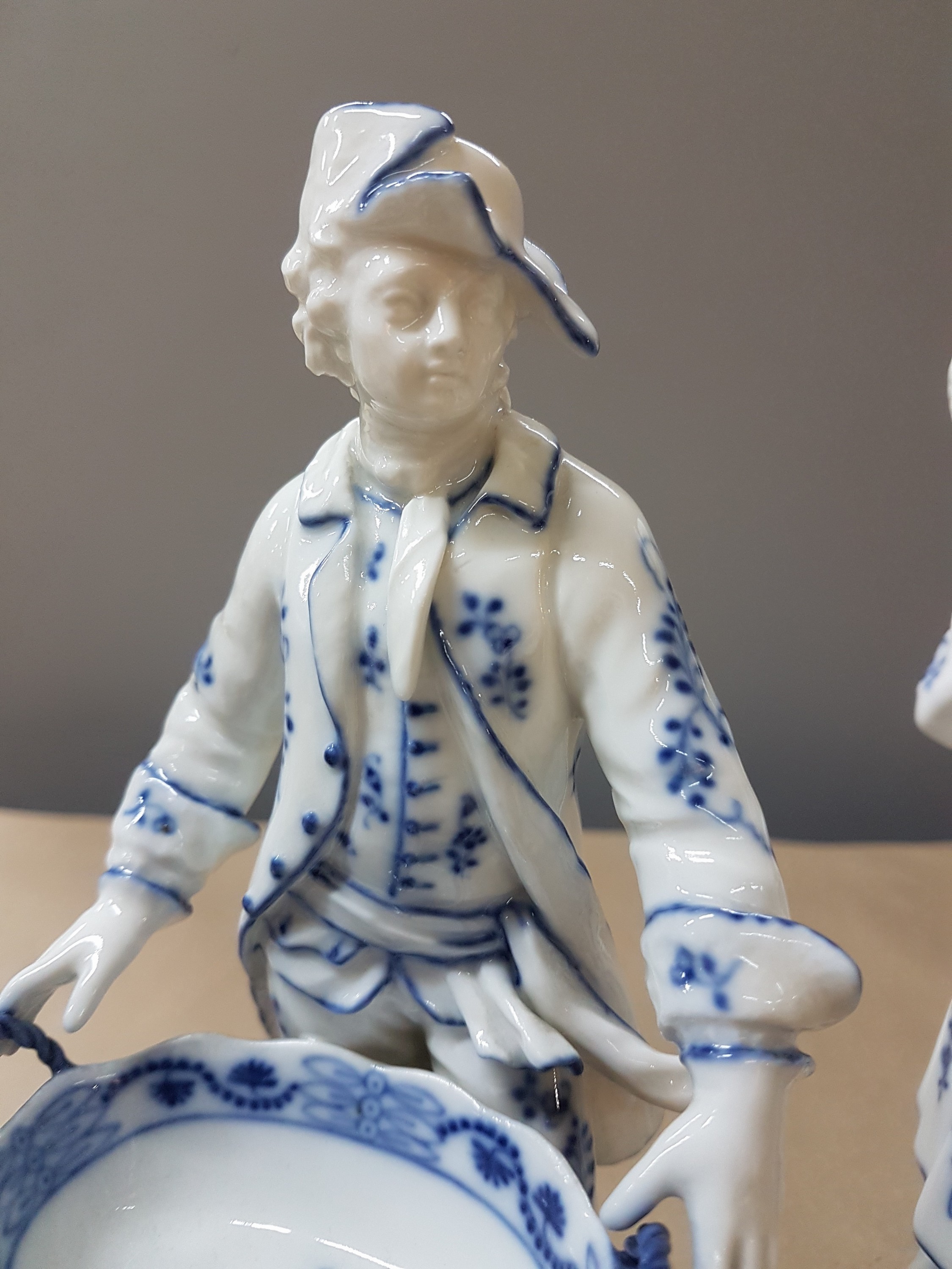 Detail h: 4 Porzellanfiguren, KPM Berlin, 2. Hälfte 19. Jh., zwei Männer und zwei Frauen mit Körben als Salieren für die Tafel, blaue Malerei unter der ...