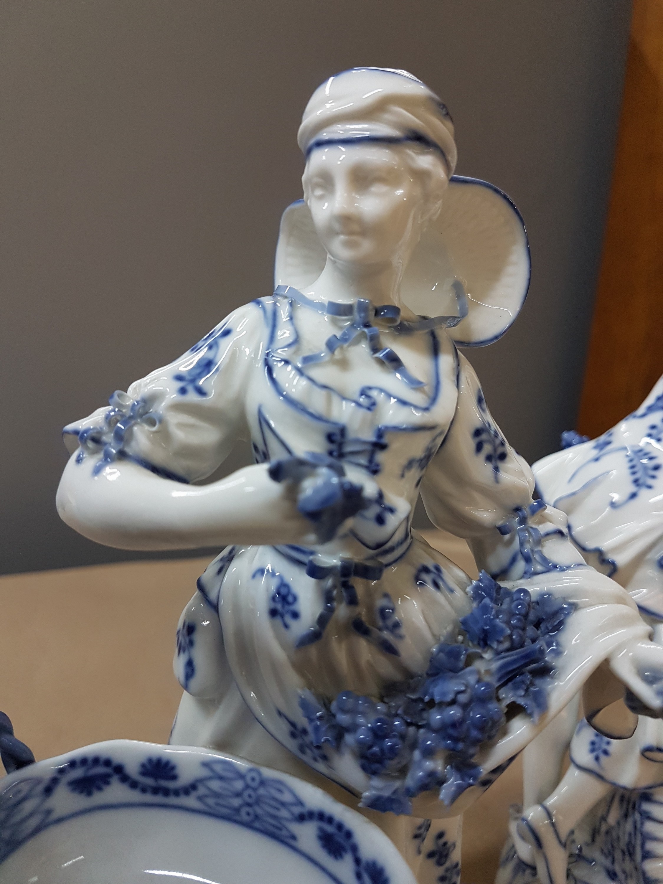 Detail i: 4 Porzellanfiguren, KPM Berlin, 2. Hälfte 19. Jh., zwei Männer und zwei Frauen mit Körben als Salieren für die Tafel, blaue Malerei unter der ...