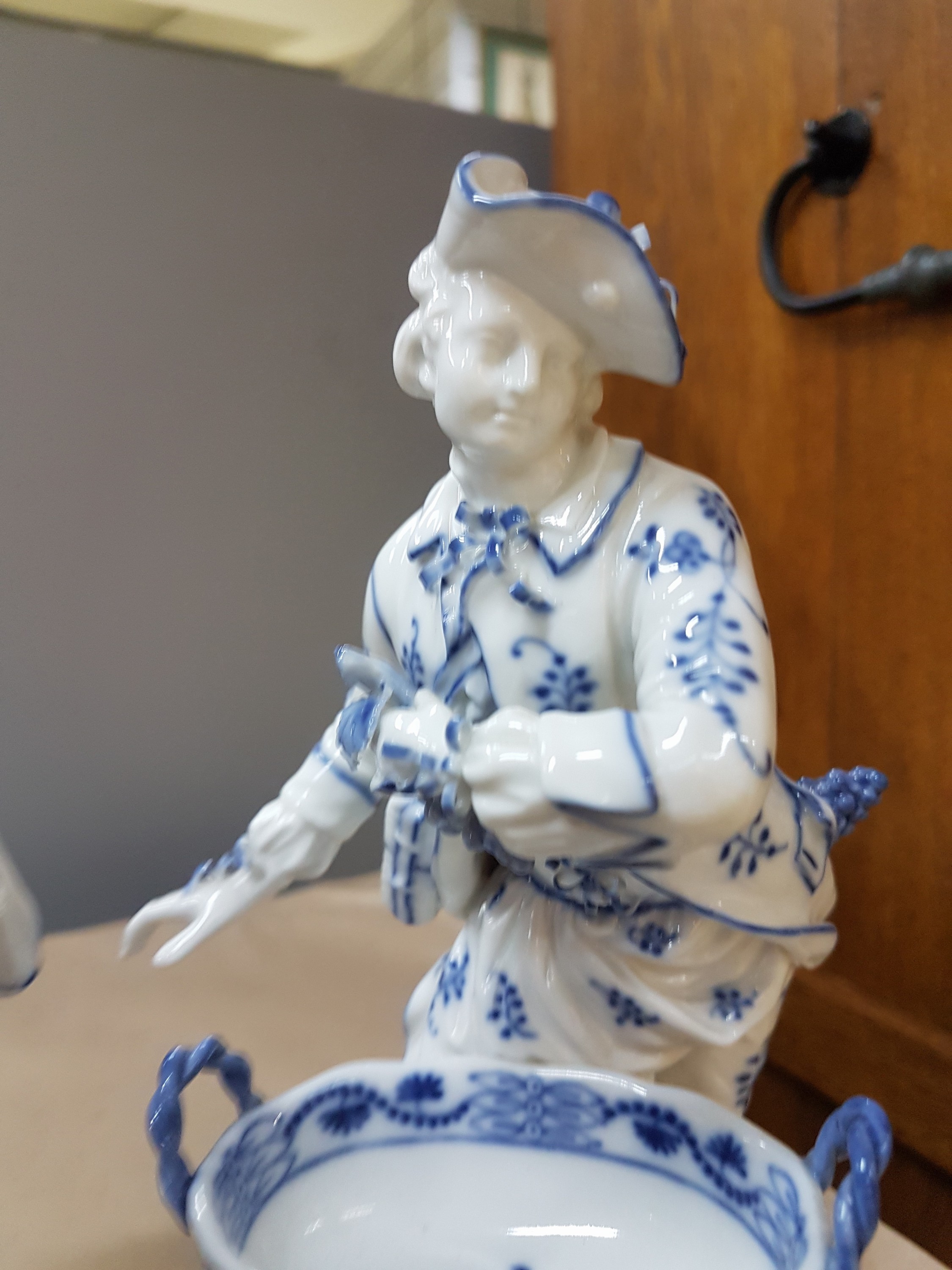 Detail j: 4 Porzellanfiguren, KPM Berlin, 2. Hälfte 19. Jh., zwei Männer und zwei Frauen mit Körben als Salieren für die Tafel, blaue Malerei unter der ...