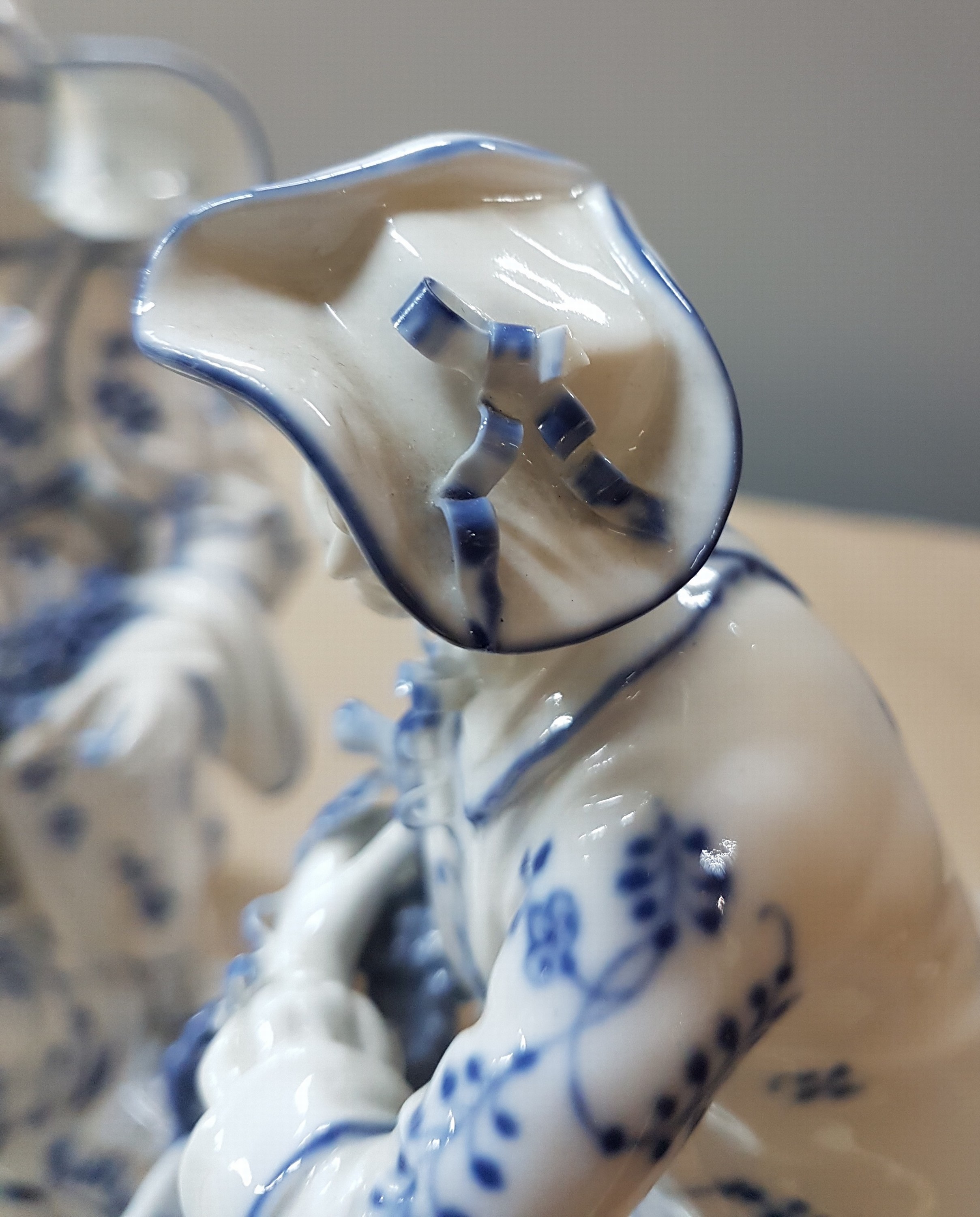 Detail k: 4 Porzellanfiguren, KPM Berlin, 2. Hälfte 19. Jh., zwei Männer und zwei Frauen mit Körben als Salieren für die Tafel, blaue Malerei unter der ...