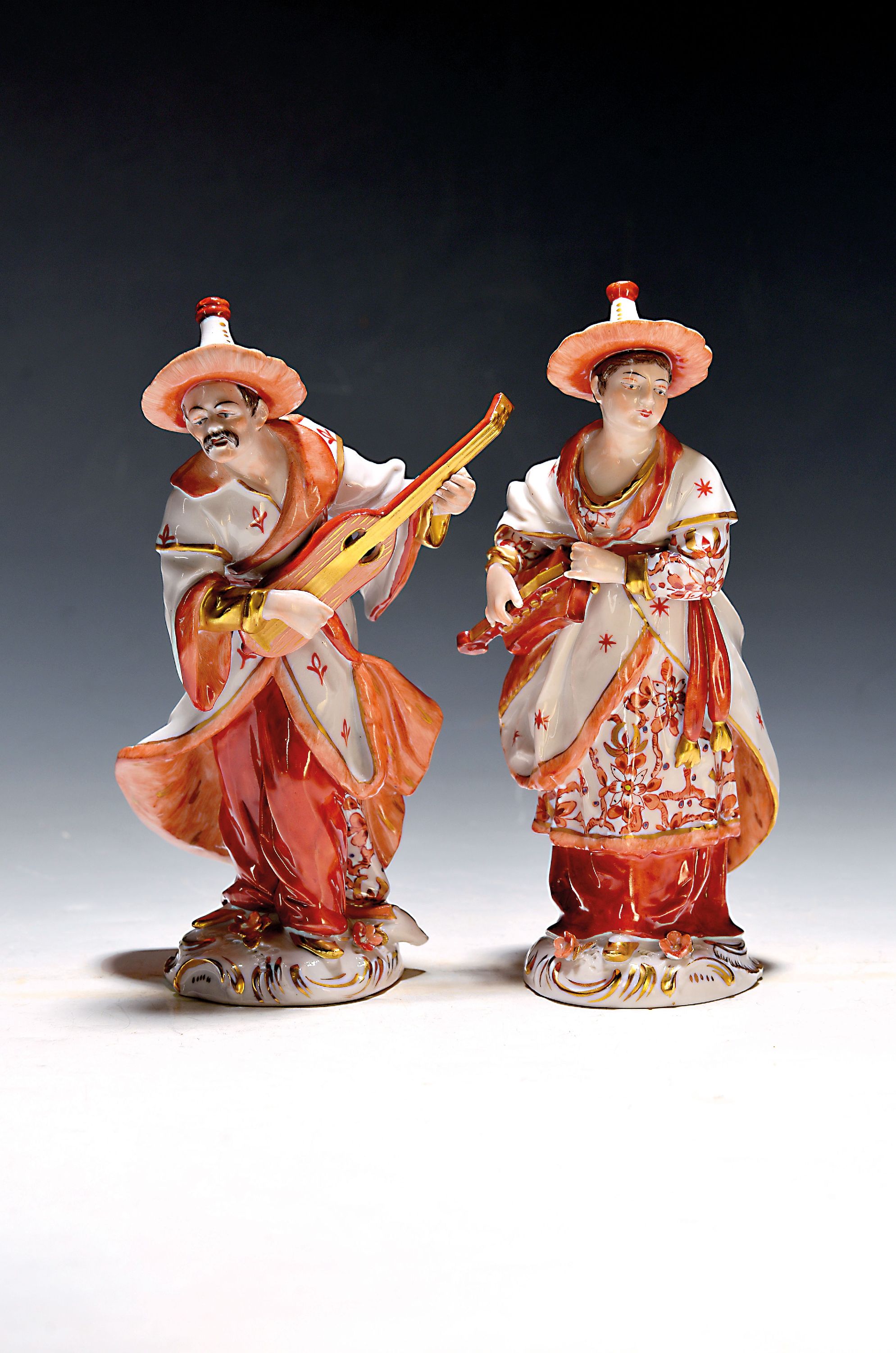 Detail a: Malabar und Malabarin, Volkstedt, 20. Jh., Porzellan, reich bemalt vorwiegend in Rot, 1 Daumen fehlt, Goldstaffage, H. ca. 20cm