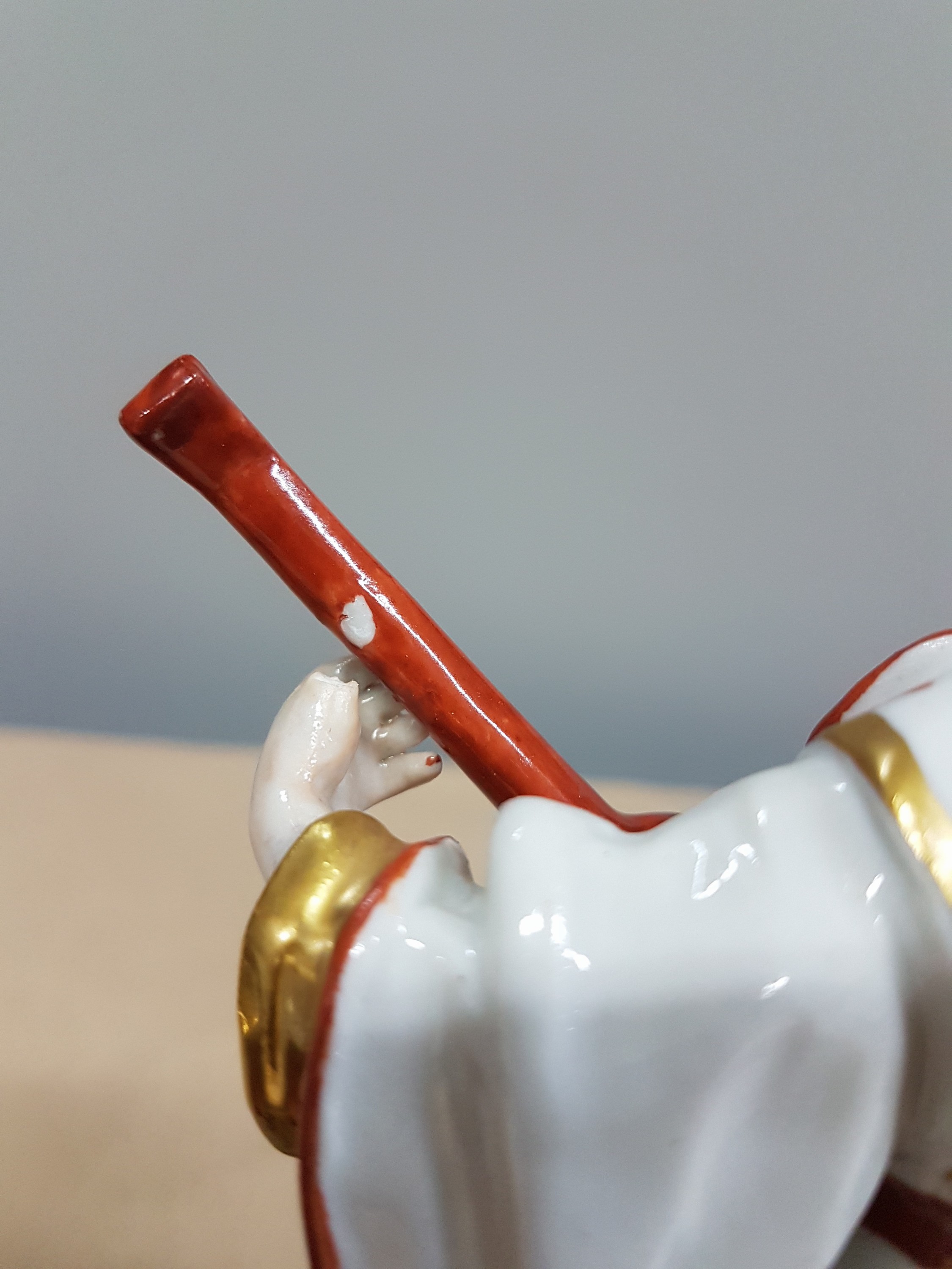 Detail e: Malabar und Malabarin, Volkstedt, 20. Jh., Porzellan, reich bemalt vorwiegend in Rot, 1 Daumen fehlt, Goldstaffage, H. ca. 20cm