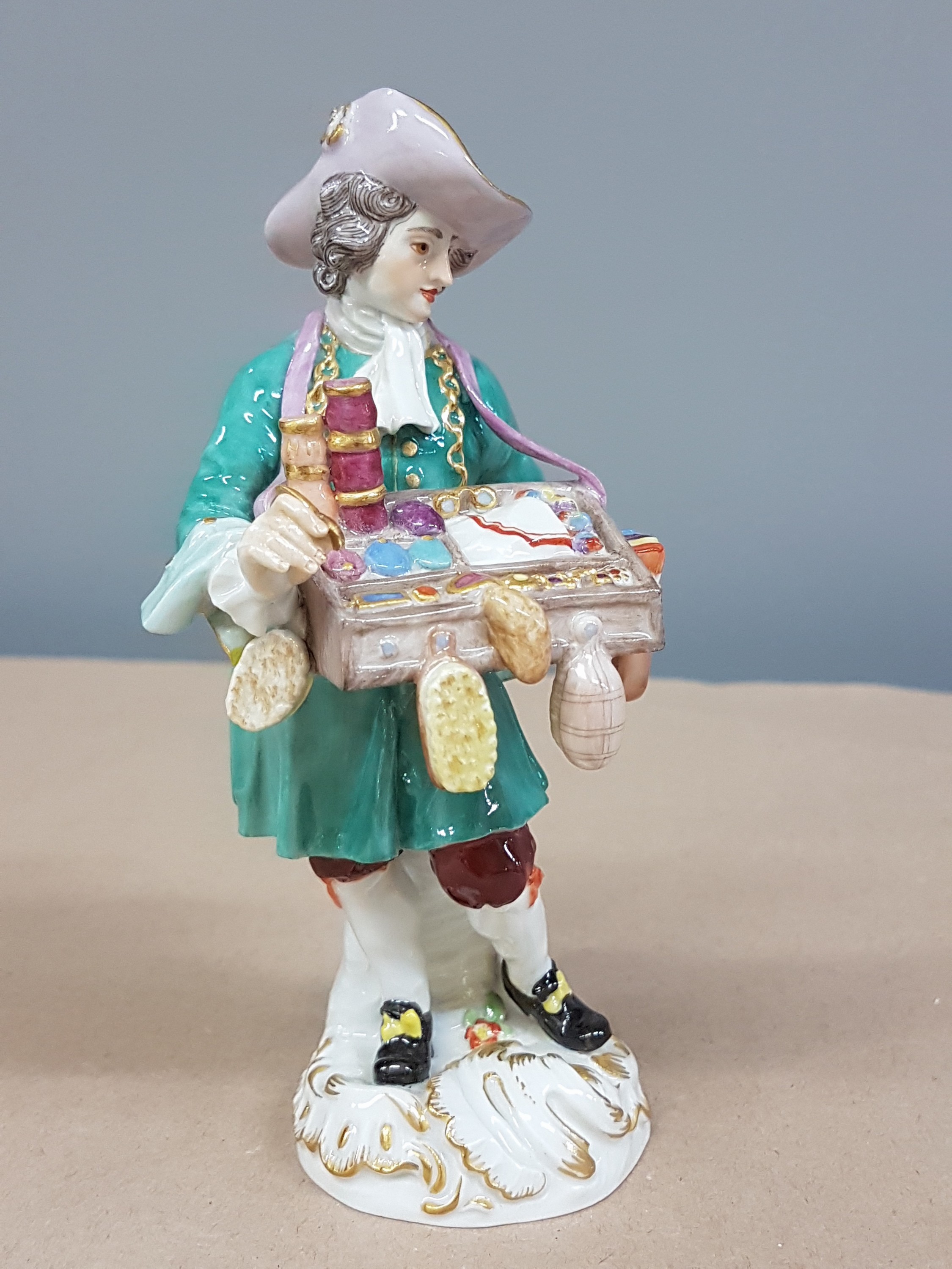 Detail a: Porzellanfigur, Meissen, 20. Jh., 2. Wahl, Der Kurzwarenverkäufer aus dem Crie de Paris, Entwurf J.J. Kaendler, feine detailreiche Ausformung, fein ...