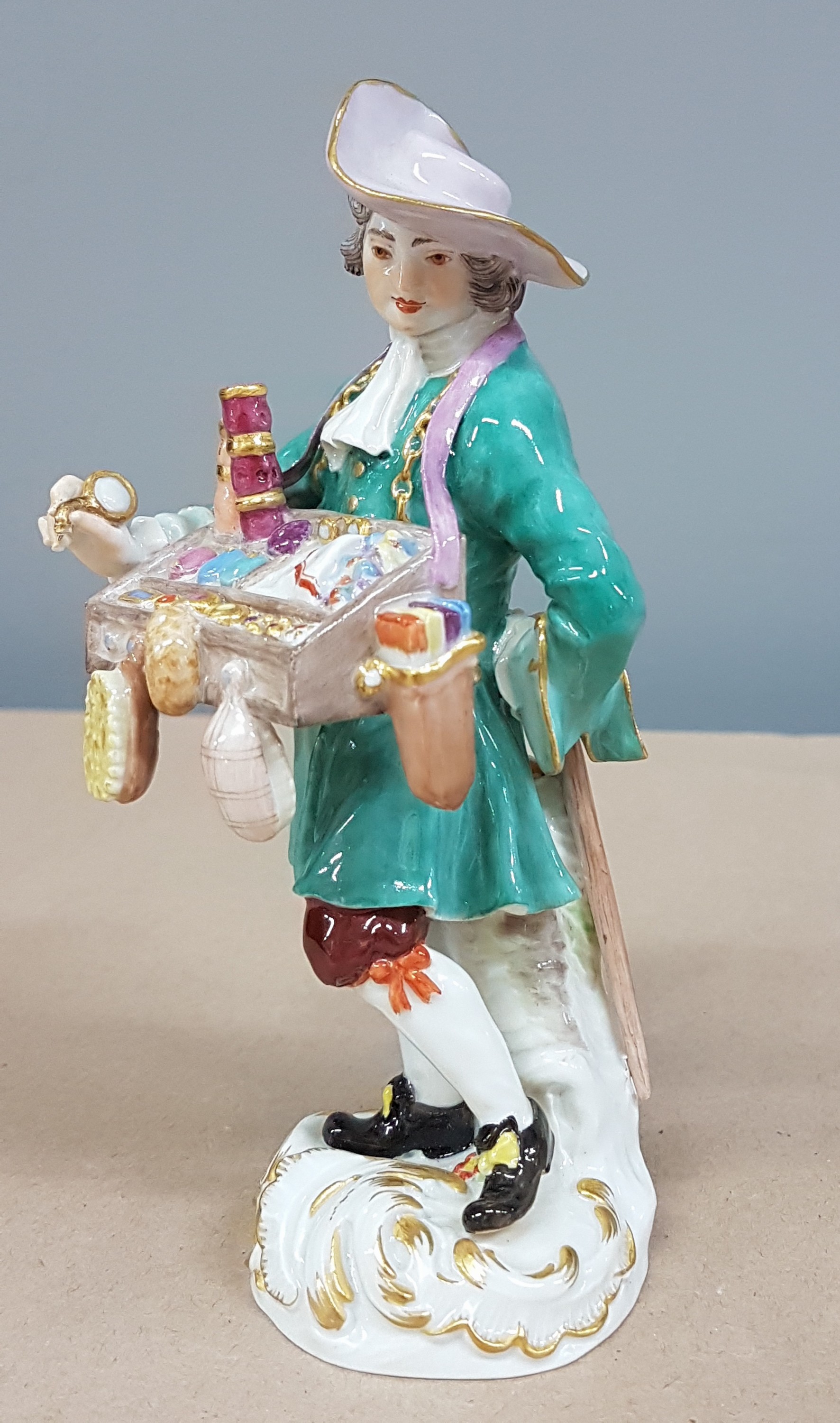 Detail b: Porzellanfigur, Meissen, 20. Jh., 2. Wahl, Der Kurzwarenverkäufer aus dem Crie de Paris, Entwurf J.J. Kaendler, feine detailreiche Ausformung, fein ...