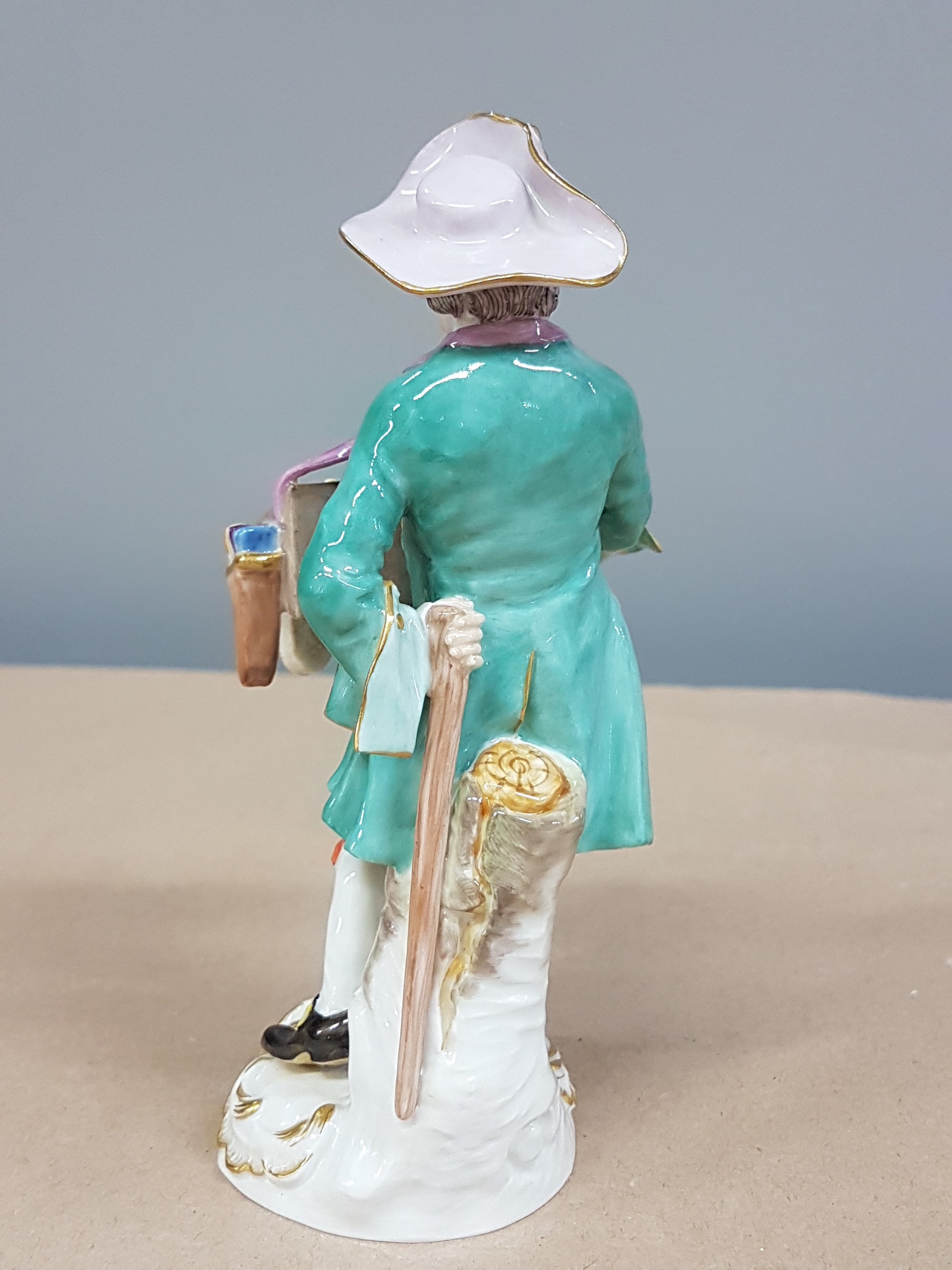 Detail c: Porzellanfigur, Meissen, 20. Jh., 2. Wahl, Der Kurzwarenverkäufer aus dem Crie de Paris, Entwurf J.J. Kaendler, feine detailreiche Ausformung, fein ...