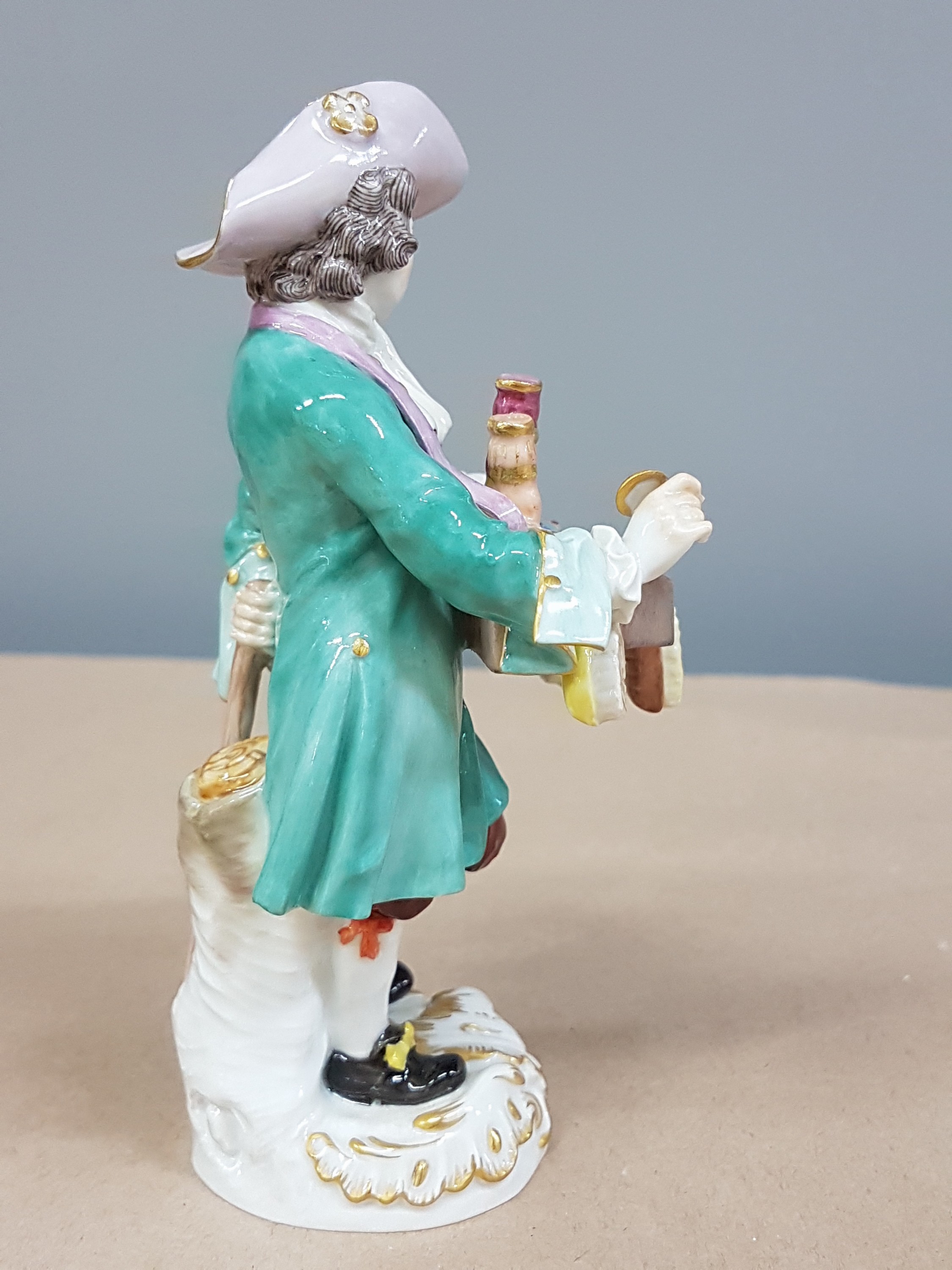 Detail d: Porzellanfigur, Meissen, 20. Jh., 2. Wahl, Der Kurzwarenverkäufer aus dem Crie de Paris, Entwurf J.J. Kaendler, feine detailreiche Ausformung, fein ...