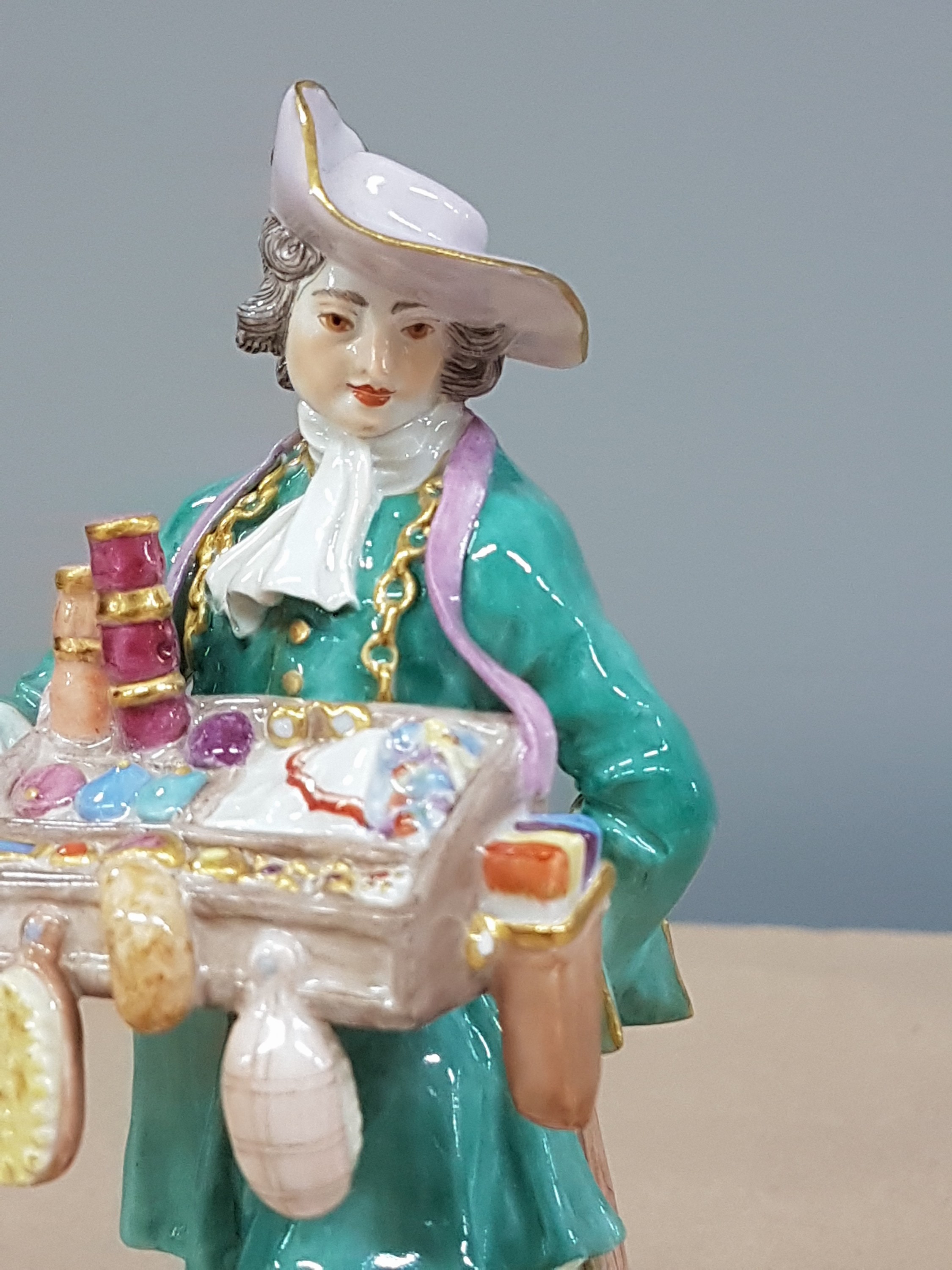 Detail e: Porzellanfigur, Meissen, 20. Jh., 2. Wahl, Der Kurzwarenverkäufer aus dem Crie de Paris, Entwurf J.J. Kaendler, feine detailreiche Ausformung, fein ...