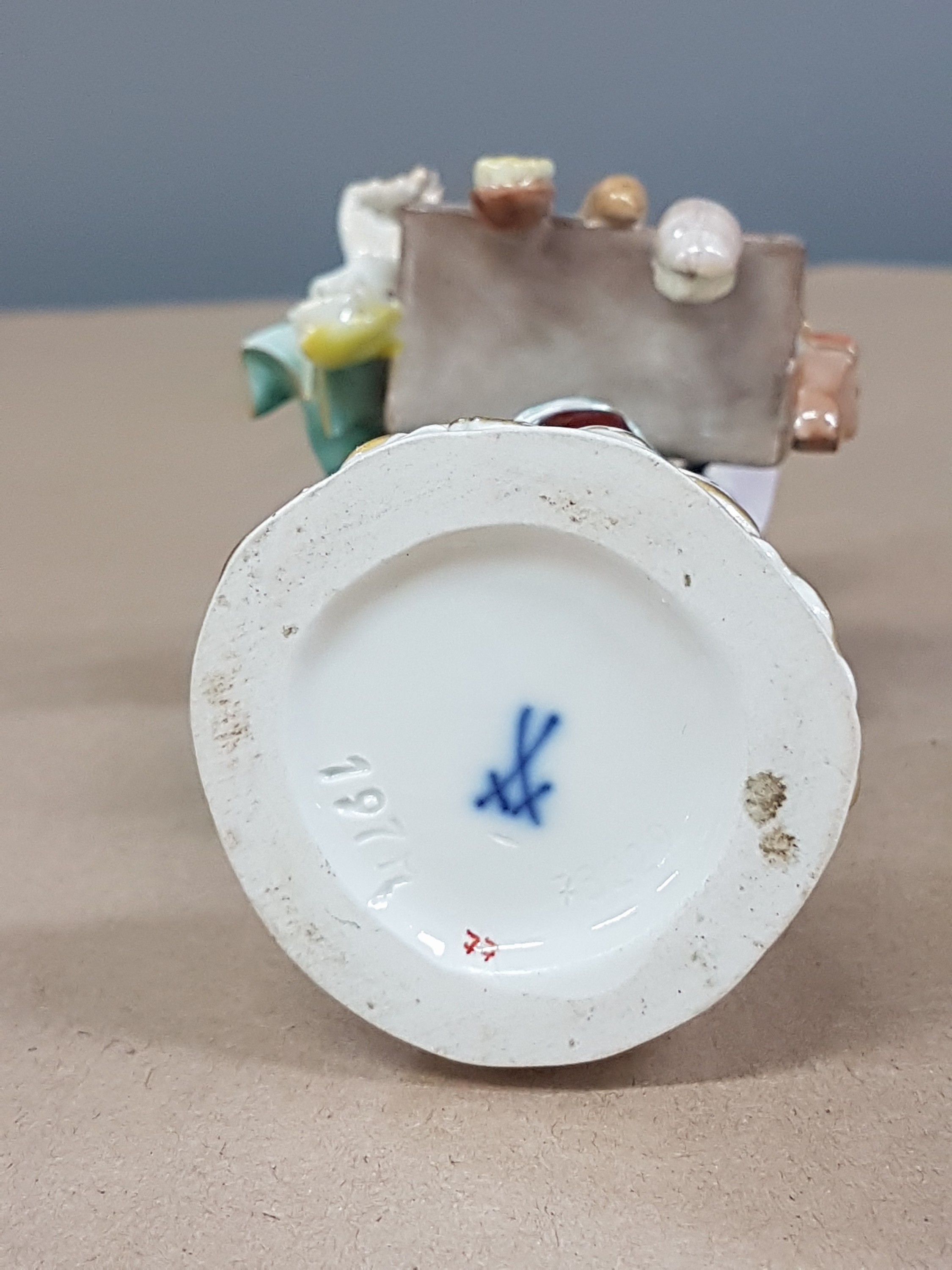 Detail f: Porzellanfigur, Meissen, 20. Jh., 2. Wahl, Der Kurzwarenverkäufer aus dem Crie de Paris, Entwurf J.J. Kaendler, feine detailreiche Ausformung, fein ...
