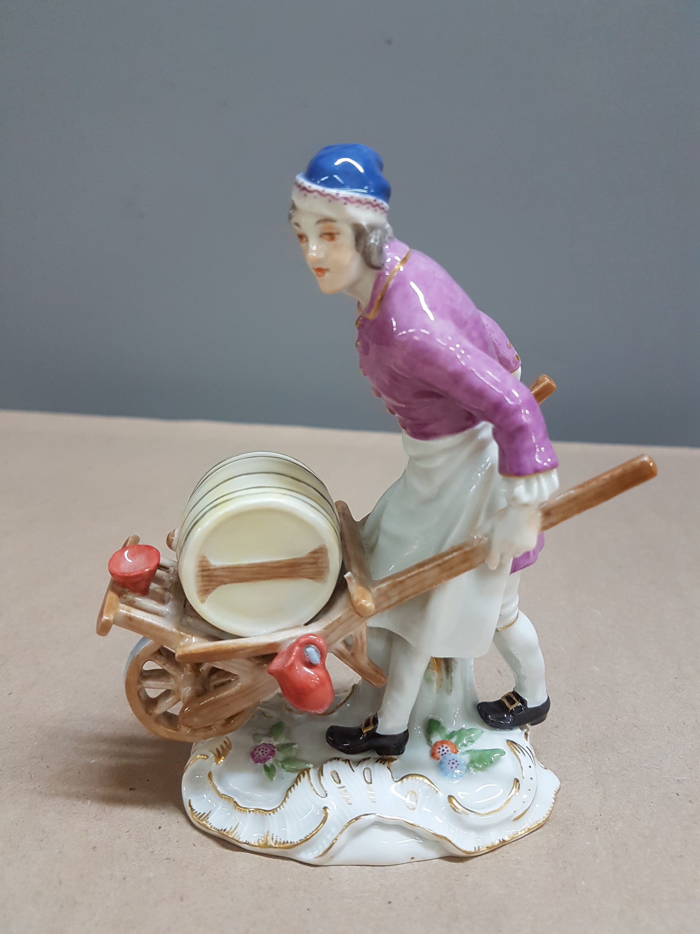 Detail a: Porzellanfigur, Meissen, 20. Jh., Weinverkäufer aus der Serie: Crie de Paris, Entw. von J.J.Kaendler, bunt bemalt, Goldstaffage, H. ca. 14cm