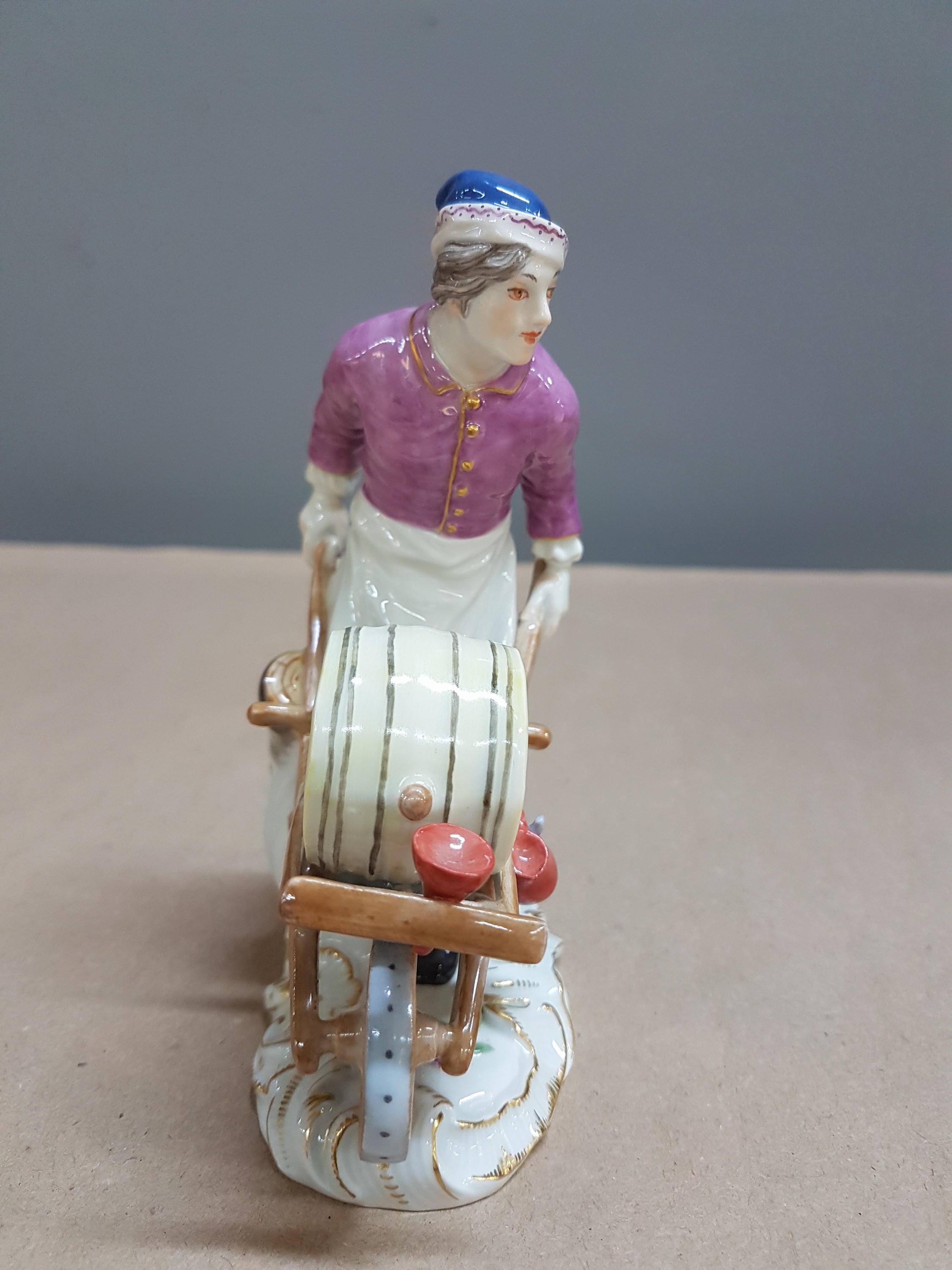Detail b: Porzellanfigur, Meissen, 20. Jh., Weinverkäufer aus der Serie: Crie de Paris, Entw. von J.J.Kaendler, bunt bemalt, Goldstaffage, H. ca. 14cm