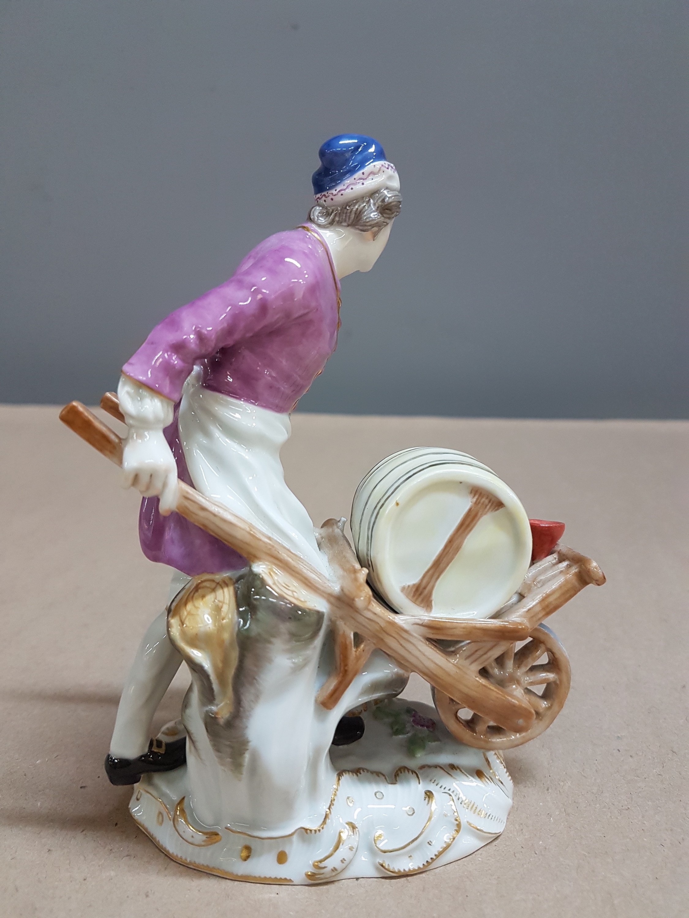 Detail c: Porzellanfigur, Meissen, 20. Jh., Weinverkäufer aus der Serie: Crie de Paris, Entw. von J.J.Kaendler, bunt bemalt, Goldstaffage, H. ca. 14cm