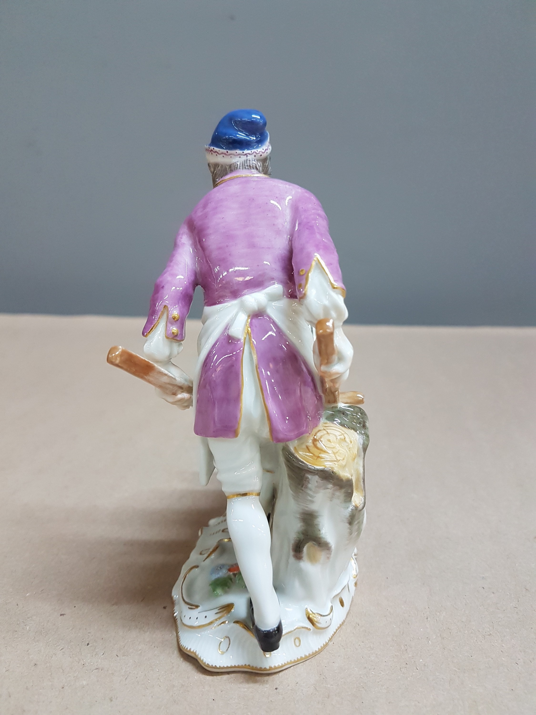 Detail d: Porzellanfigur, Meissen, 20. Jh., Weinverkäufer aus der Serie: Crie de Paris, Entw. von J.J.Kaendler, bunt bemalt, Goldstaffage, H. ca. 14cm