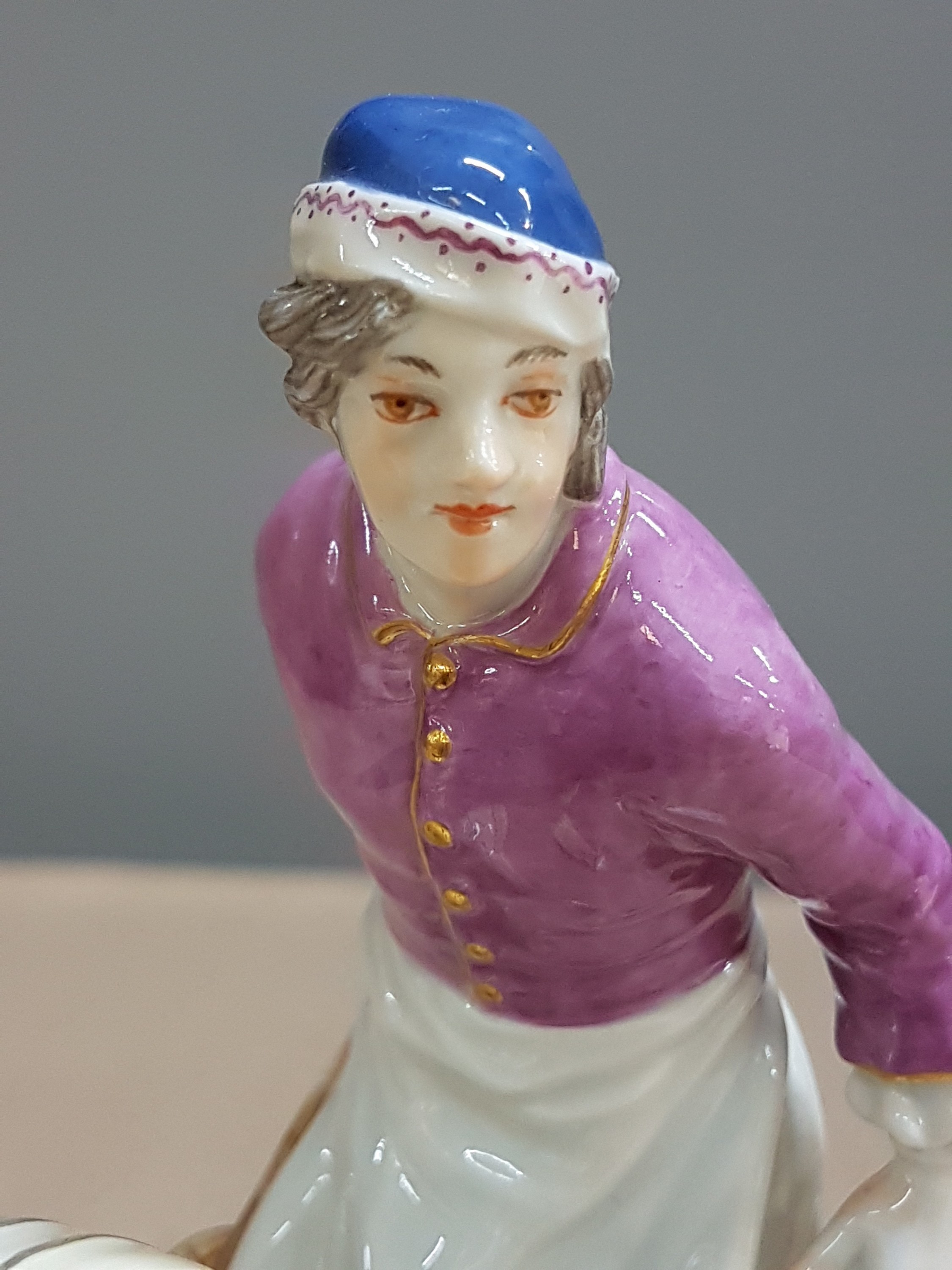 Detail e: Porzellanfigur, Meissen, 20. Jh., Weinverkäufer aus der Serie: Crie de Paris, Entw. von J.J.Kaendler, bunt bemalt, Goldstaffage, H. ca. 14cm