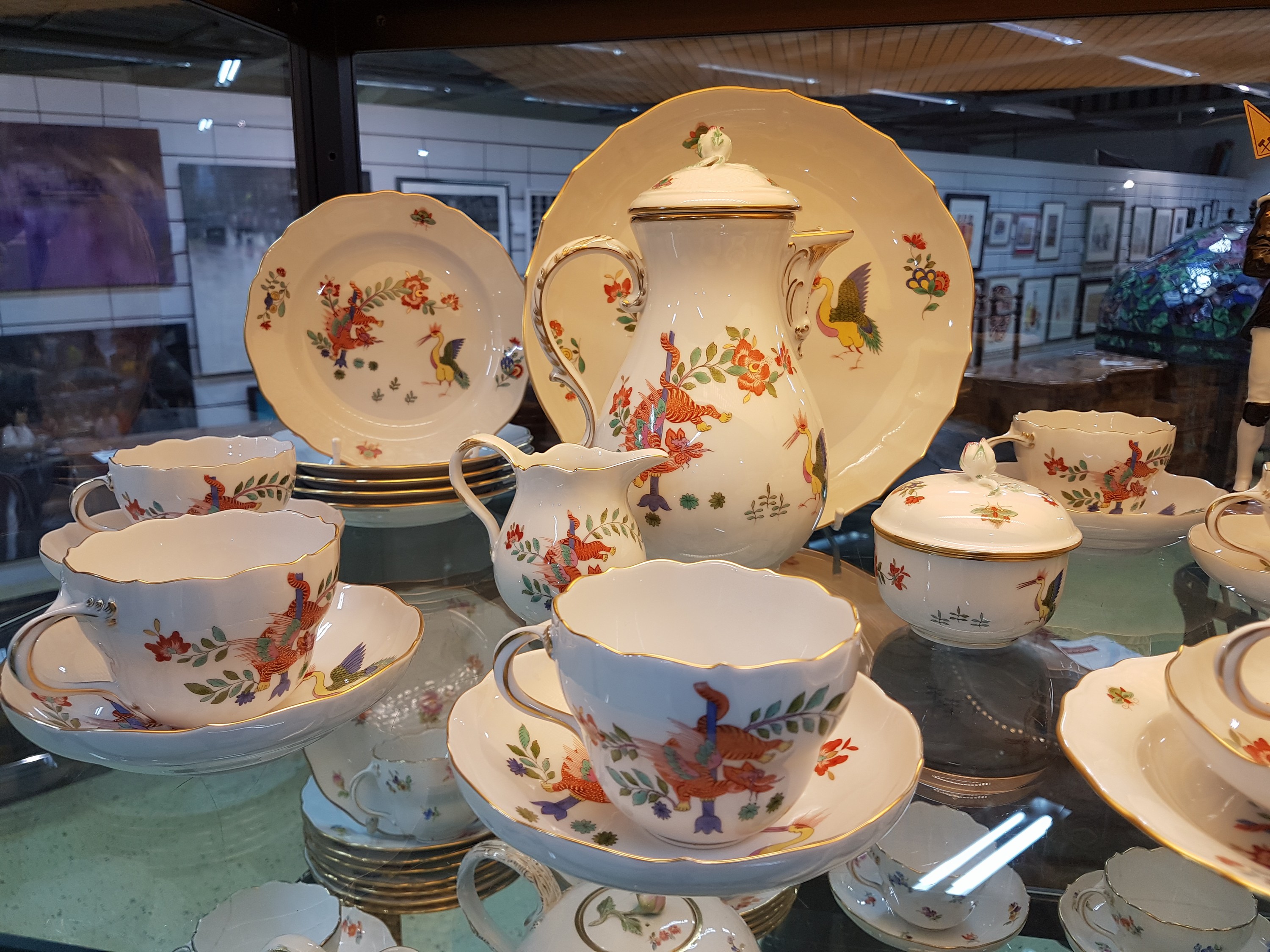 Detail a: Kaffeeservice, Meissen, 20. Jh., 1. Wahl, Kakiemondekor mit Kranich und Löwen, bunt bemalt, Goldränder, Kaffeekanne, Zuckerdose, Milchkännchen, 6 ...