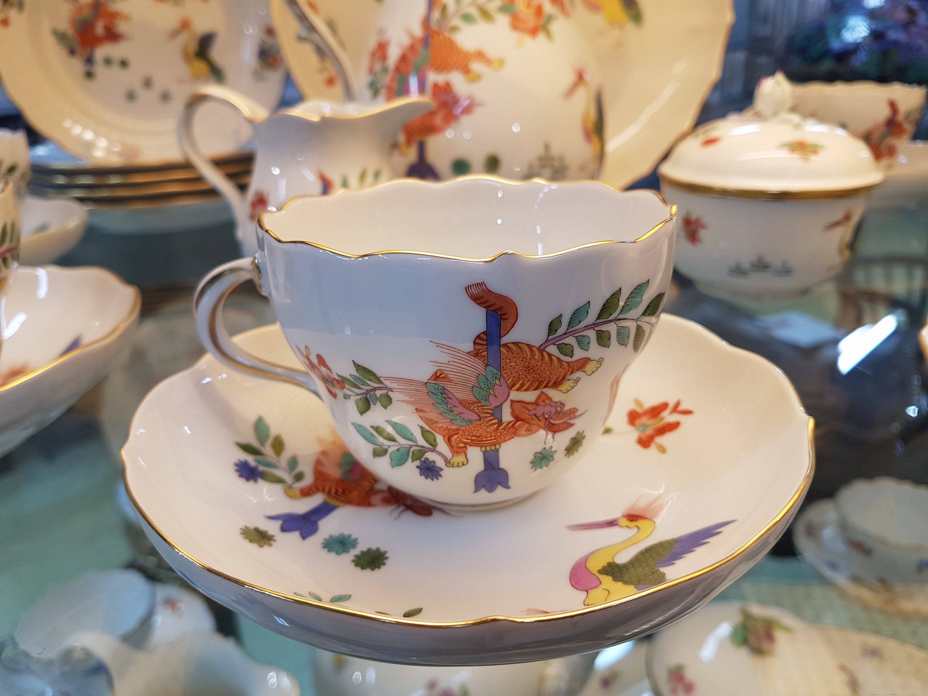 Detail b: Kaffeeservice, Meissen, 20. Jh., 1. Wahl, Kakiemondekor mit Kranich und Löwen, bunt bemalt, Goldränder, Kaffeekanne, Zuckerdose, Milchkännchen, 6 ...