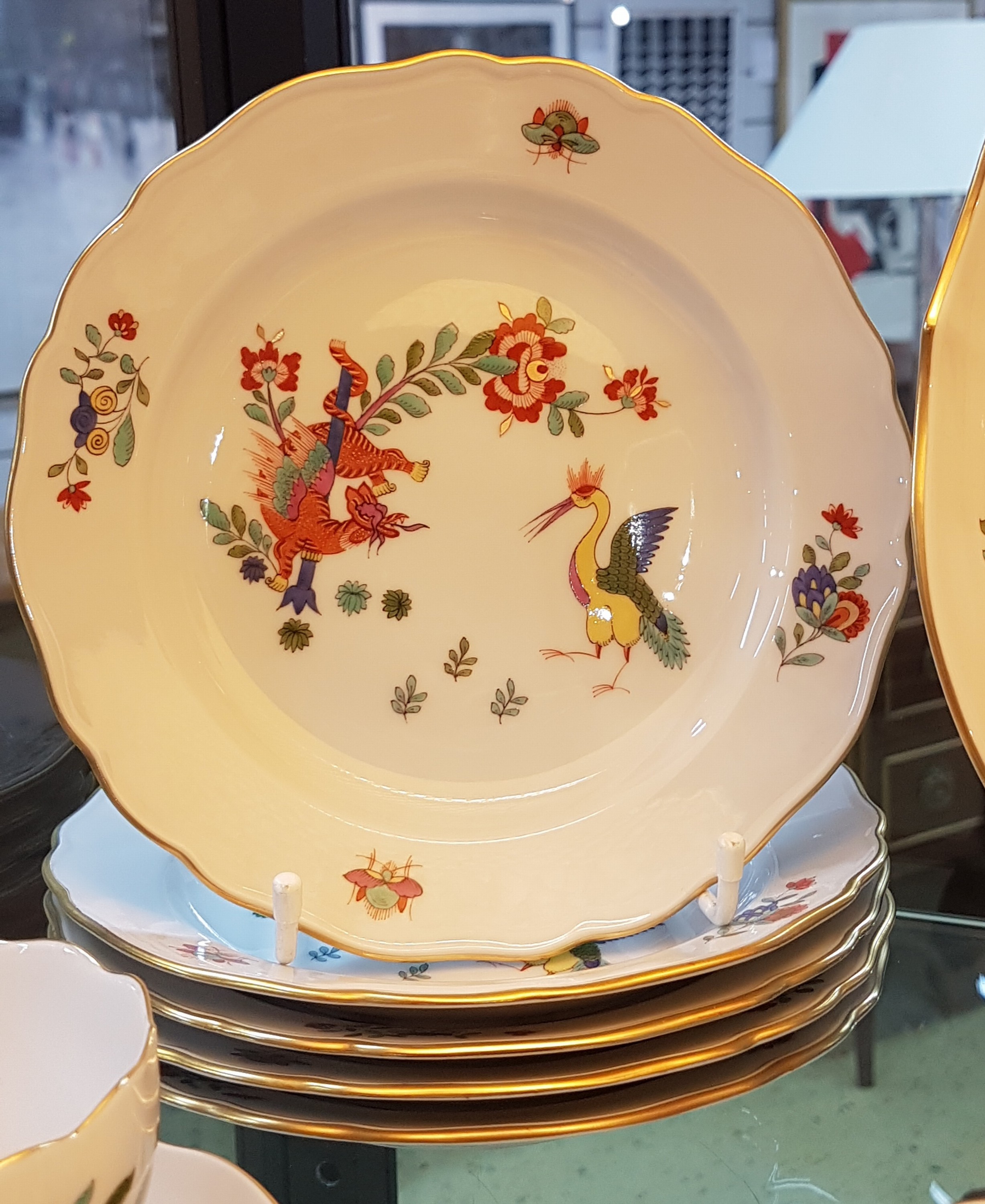 Detail c: Kaffeeservice, Meissen, 20. Jh., 1. Wahl, Kakiemondekor mit Kranich und Löwen, bunt bemalt, Goldränder, Kaffeekanne, Zuckerdose, Milchkännchen, 6 ...